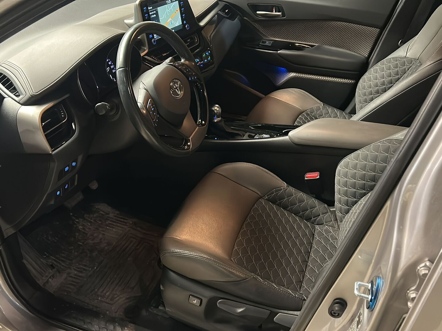 Toyota C-HR 2020 2,0 Hybrid Premium * Black & Plus paketit / JBL / Adapt.vakkari / Peruutuskamera / Puolinahat / Lohkolämmitin * - Merkkihuollettu / 2x hyvät renkaat / Juuri saapunut Tampereelle!