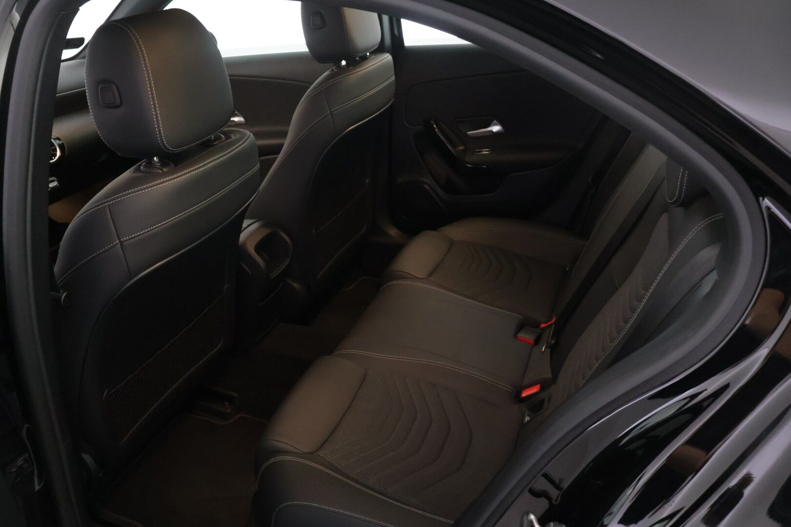 Mercedes-Benz A 2020 180 d A sedan Business Style - 2-om. | Suomi-auto | Koukku | Kamera | Puolinahat | Digimittari | Navigointi | 2x renkaat