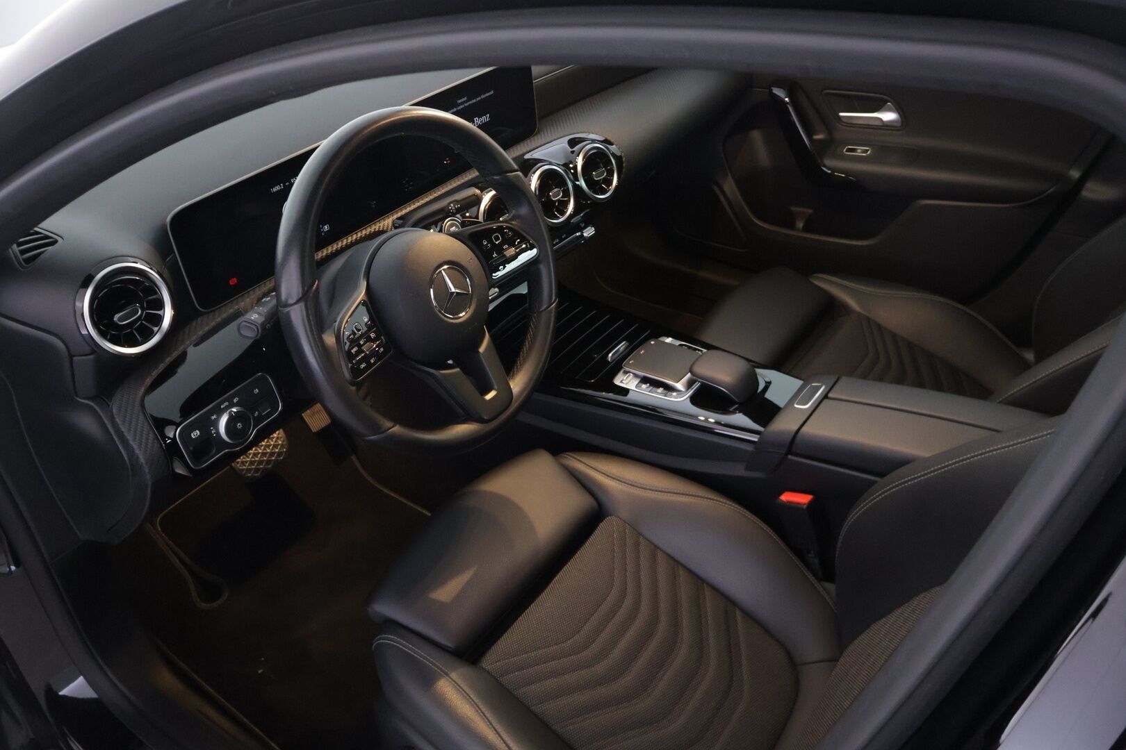 Mercedes-Benz A 2020 180 d A sedan Business Style - 2-om. | Suomi-auto | Koukku | Kamera | Puolinahat | Digimittari | Navigointi | 2x renkaat