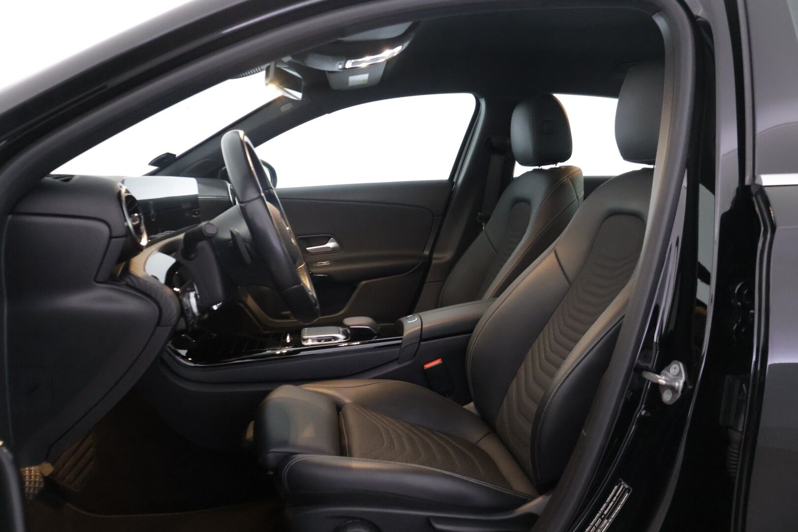 Mercedes-Benz A 2020 180 d A sedan Business Style - 2-om. | Suomi-auto | Koukku | Kamera | Puolinahat | Digimittari | Navigointi | 2x renkaat