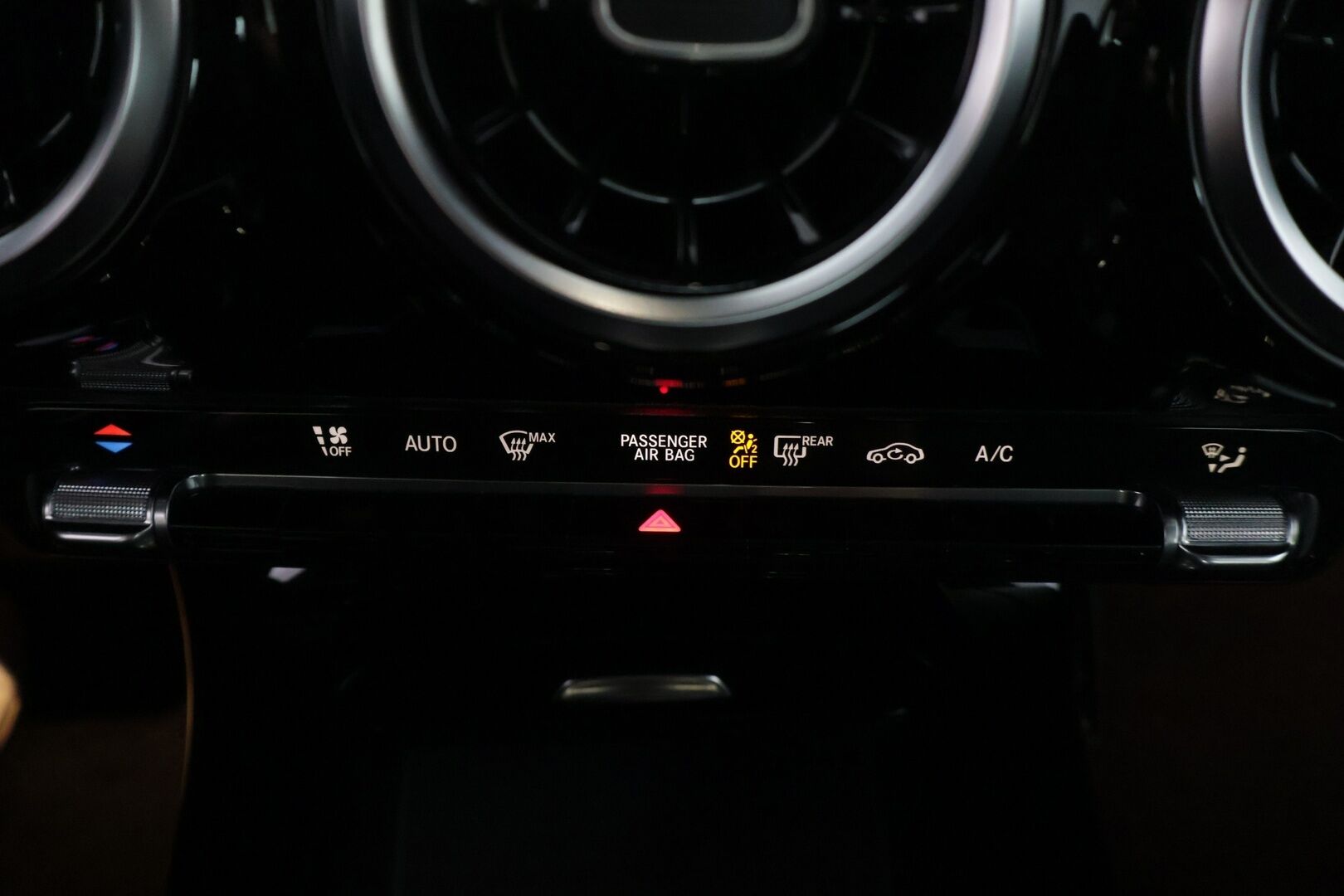 Mercedes-Benz A 2020 180 d A sedan Business Style - 2-om. | Suomi-auto | Koukku | Kamera | Puolinahat | Digimittari | Navigointi | 2x renkaat