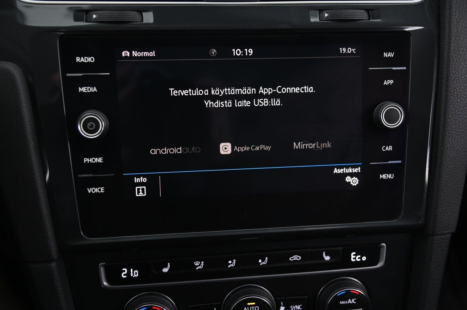 Volkswagen Golf 2020 e-Golf 100 kW (136 hv) automaatti *Adapt. vakkari  / Nahat / Navi / Lämpöpumppu / P.Kamera* - *SoH 93.2% / CCS / Suomi-auto / 2x renkaat&vanteet / Juuri huollettu*