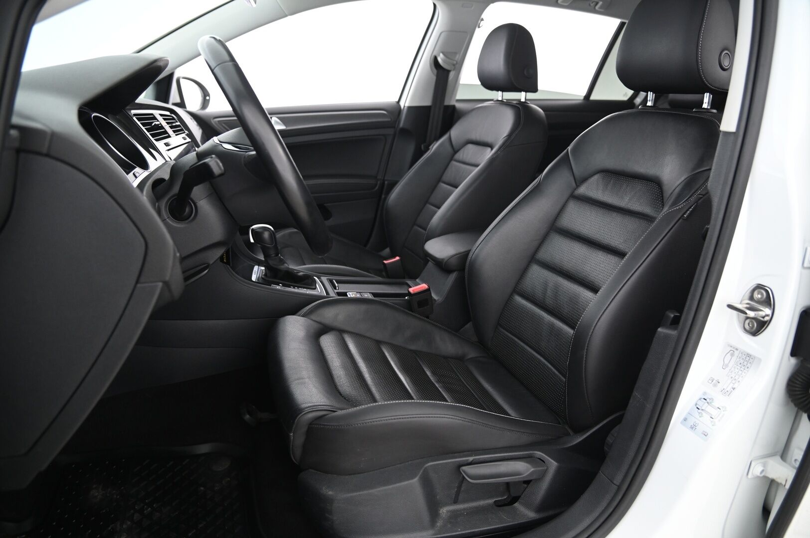 Volkswagen Golf 2020 e-Golf 100 kW (136 hv) automaatti *Adapt. vakkari  / Nahat / Navi / Lämpöpumppu / P.Kamera* - *SoH 93.2% / CCS / Suomi-auto / 2x renkaat&vanteet / Juuri huollettu*