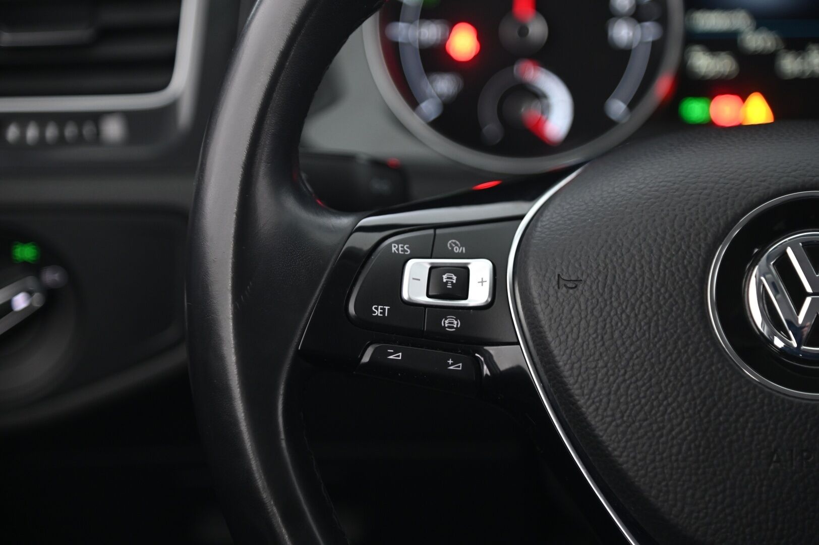 Volkswagen Golf 2020 e-Golf 100 kW (136 hv) automaatti *Adapt. vakkari  / Nahat / Navi / Lämpöpumppu / P.Kamera* - *SoH 93.2% / CCS / Suomi-auto / 2x renkaat&vanteet / Juuri huollettu*