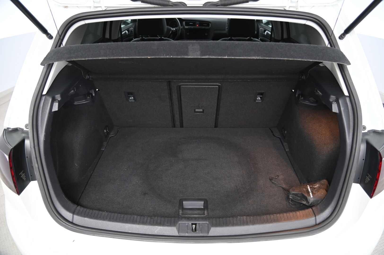 Volkswagen Golf 2020 e-Golf 100 kW (136 hv) automaatti *Adapt. vakkari  / Nahat / Navi / Lämpöpumppu / P.Kamera* - *SoH 93.2% / CCS / Suomi-auto / 2x renkaat&vanteet / Juuri huollettu*