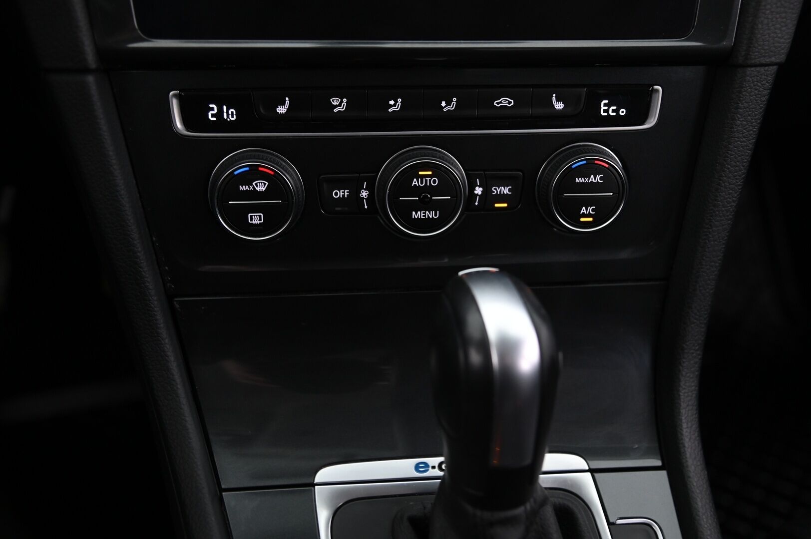 Volkswagen Golf 2020 e-Golf 100 kW (136 hv) automaatti *ACC / Nahat / Navi / ILP* - *CCS / Suomi-auto / 2x renkaat&vanteet*