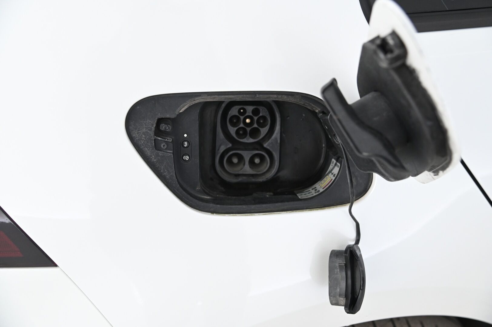 Volkswagen Golf 2020 e-Golf 100 kW (136 hv) automaatti *Adapt. vakkari  / Nahat / Navi / Lämpöpumppu / P.Kamera* - *SoH 93.2% / CCS / Suomi-auto / 2x renkaat&vanteet / Juuri huollettu*