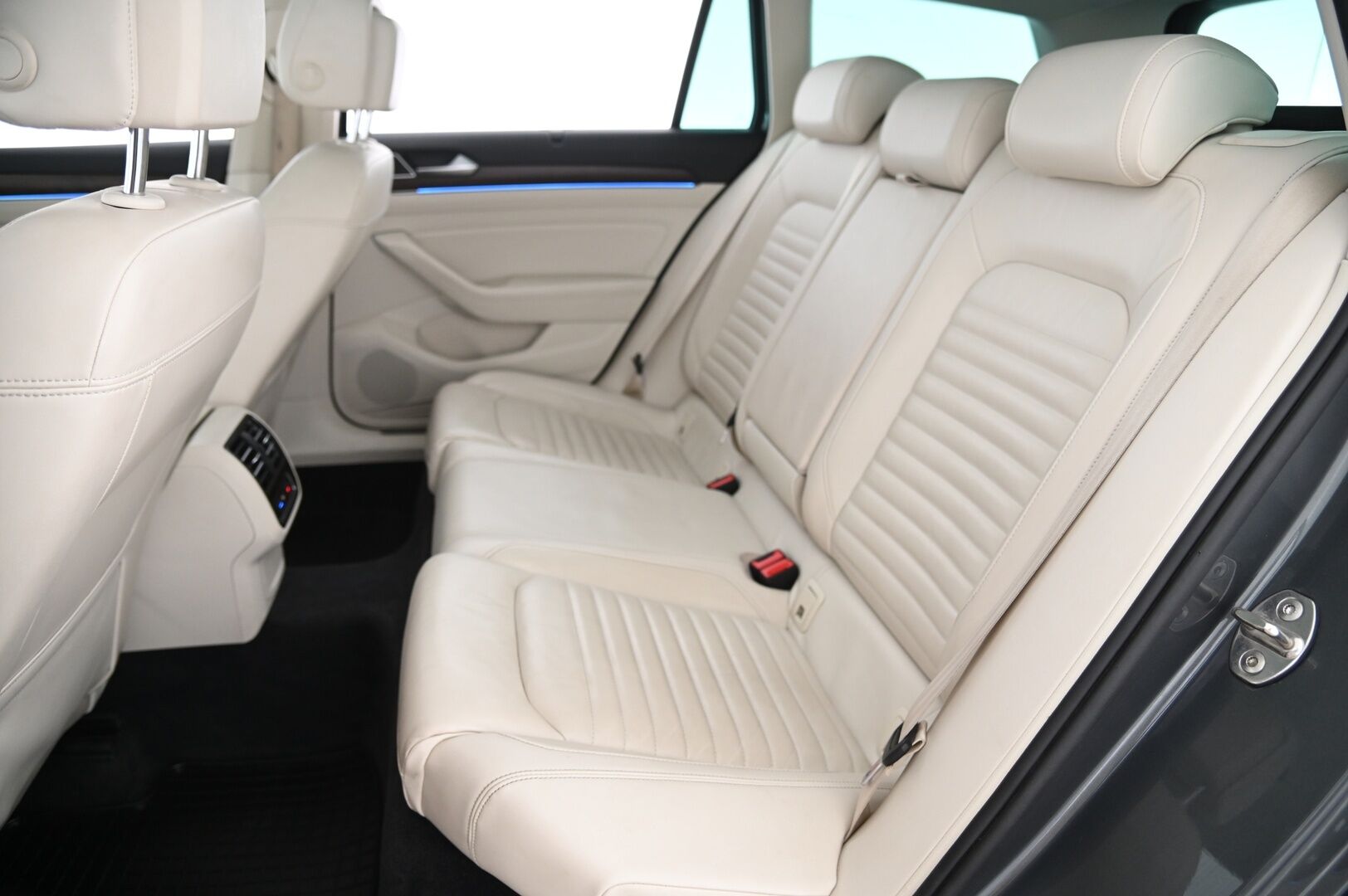 Volkswagen Passat 2017 Variant GTE Plug-In Hybrid 160kW DSG - Adapt vakkari | P*kamera |  Digimittaristo | Vetokoukku | Panorama | Applecarplay | 2x renkaat & vanteet
