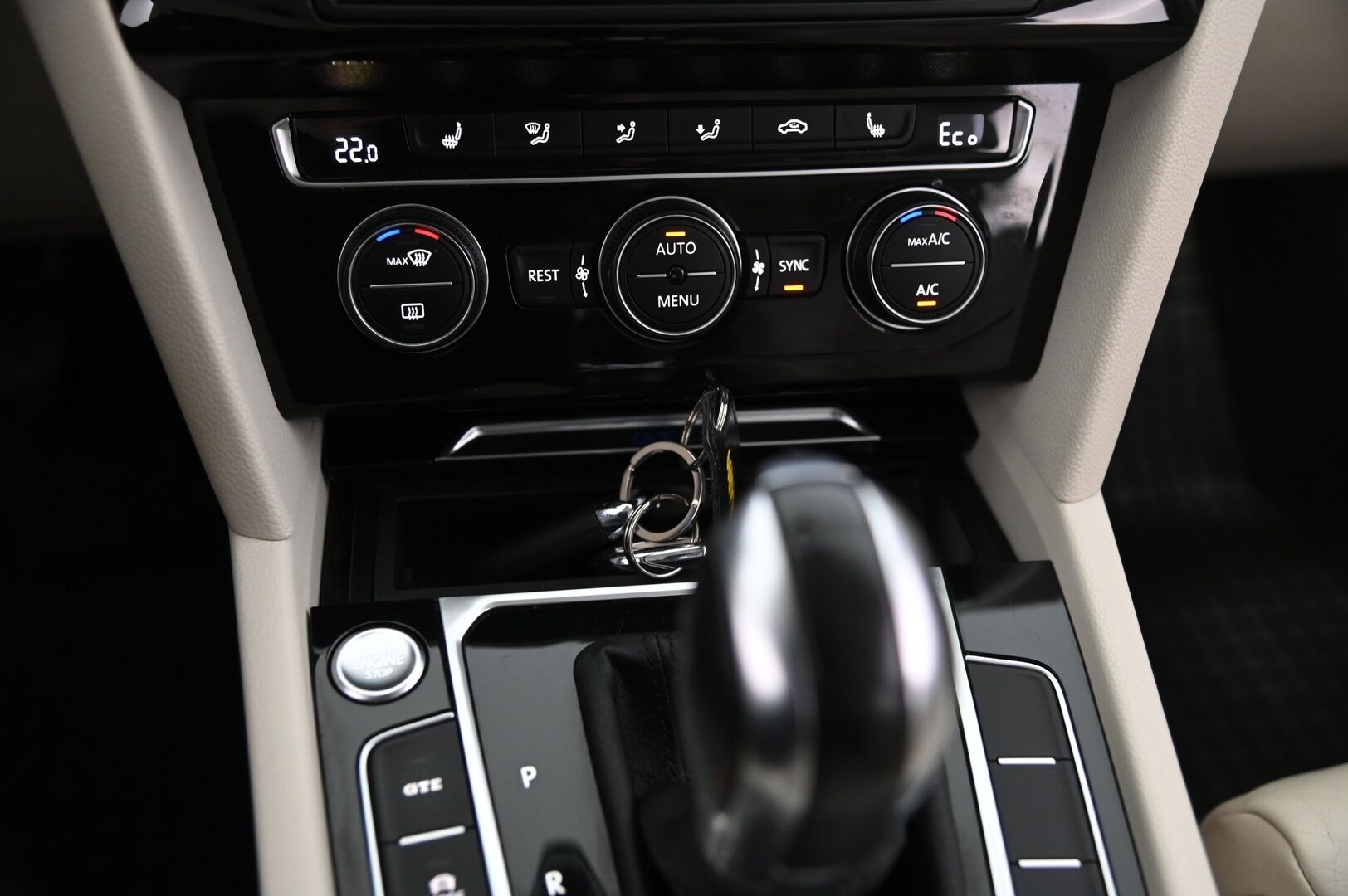Volkswagen Passat 2017 Variant GTE Plug-In Hybrid 160kW DSG - Adapt vakkari | P*kamera |  Digimittaristo | Vetokoukku | Panorama | Applecarplay | 2x renkaat & vanteet