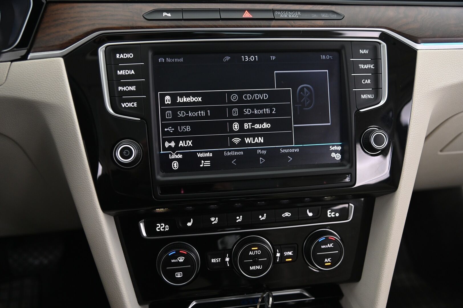 Volkswagen Passat 2017 Variant GTE Plug-In Hybrid 160kW DSG - Adapt vakkari | P*kamera |  Digimittaristo | Vetokoukku | Panorama | Applecarplay | 2x renkaat & vanteet