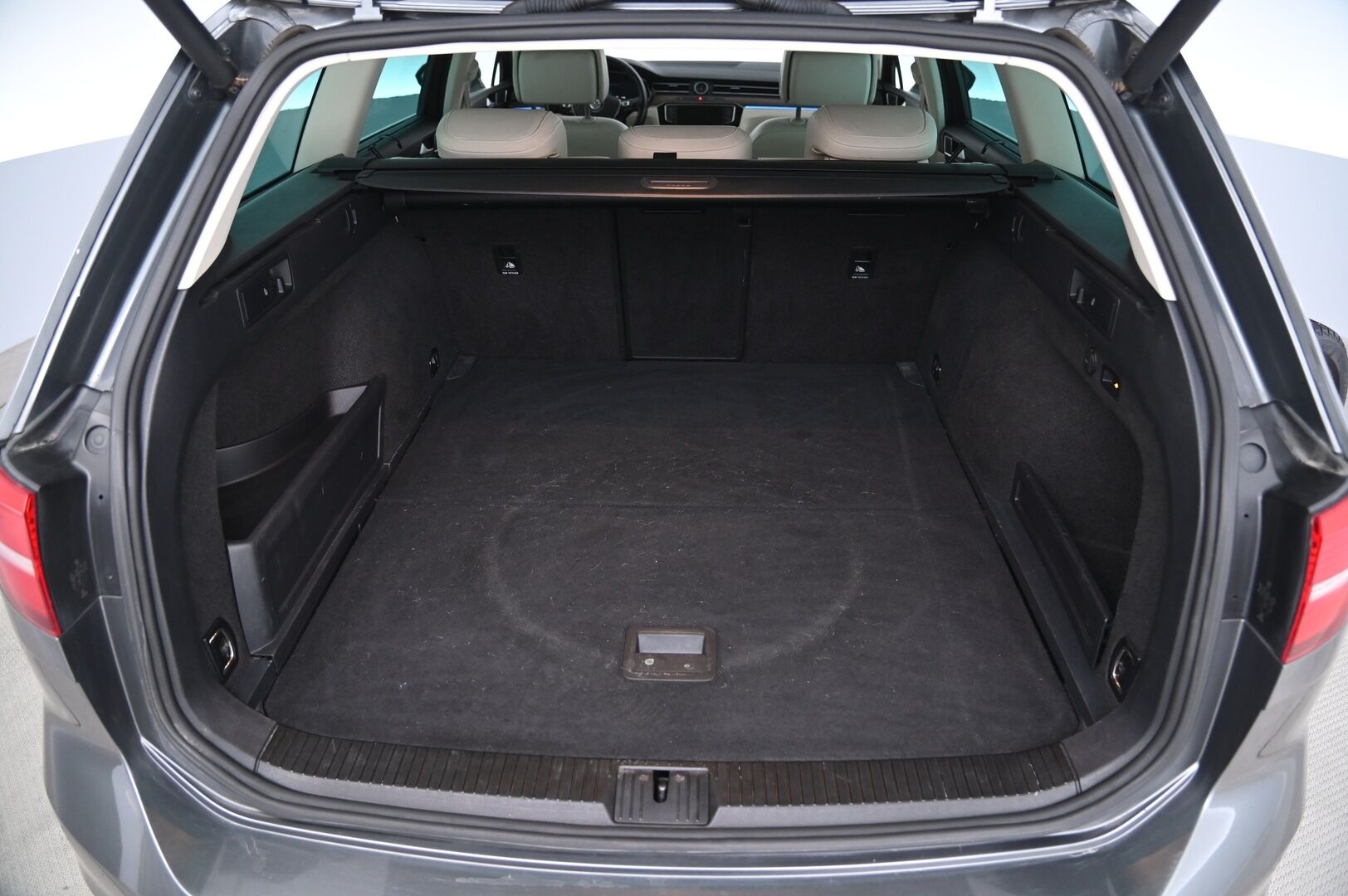 Volkswagen Passat 2017 Variant GTE Plug-In Hybrid 160kW DSG - Adapt vakkari | P*kamera |  Digimittaristo | Vetokoukku | Panorama | Applecarplay | 2x renkaat & vanteet