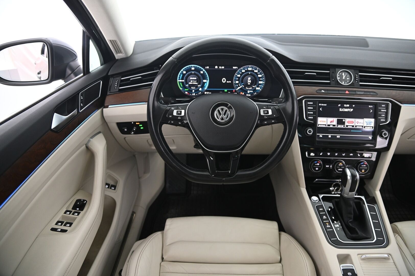 Volkswagen Passat 2017 Variant GTE Plug-In Hybrid 160kW DSG - Adapt vakkari | P*kamera |  Digimittaristo | Vetokoukku | Panorama | Applecarplay | 2x renkaat & vanteet