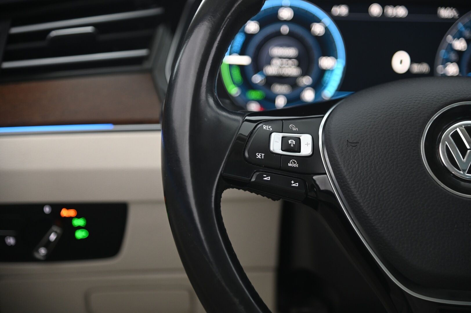 Volkswagen Passat 2017 Variant GTE Plug-In Hybrid 160kW DSG - Adapt vakkari | P*kamera |  Digimittaristo | Vetokoukku | Panorama | Applecarplay | 2x renkaat & vanteet
