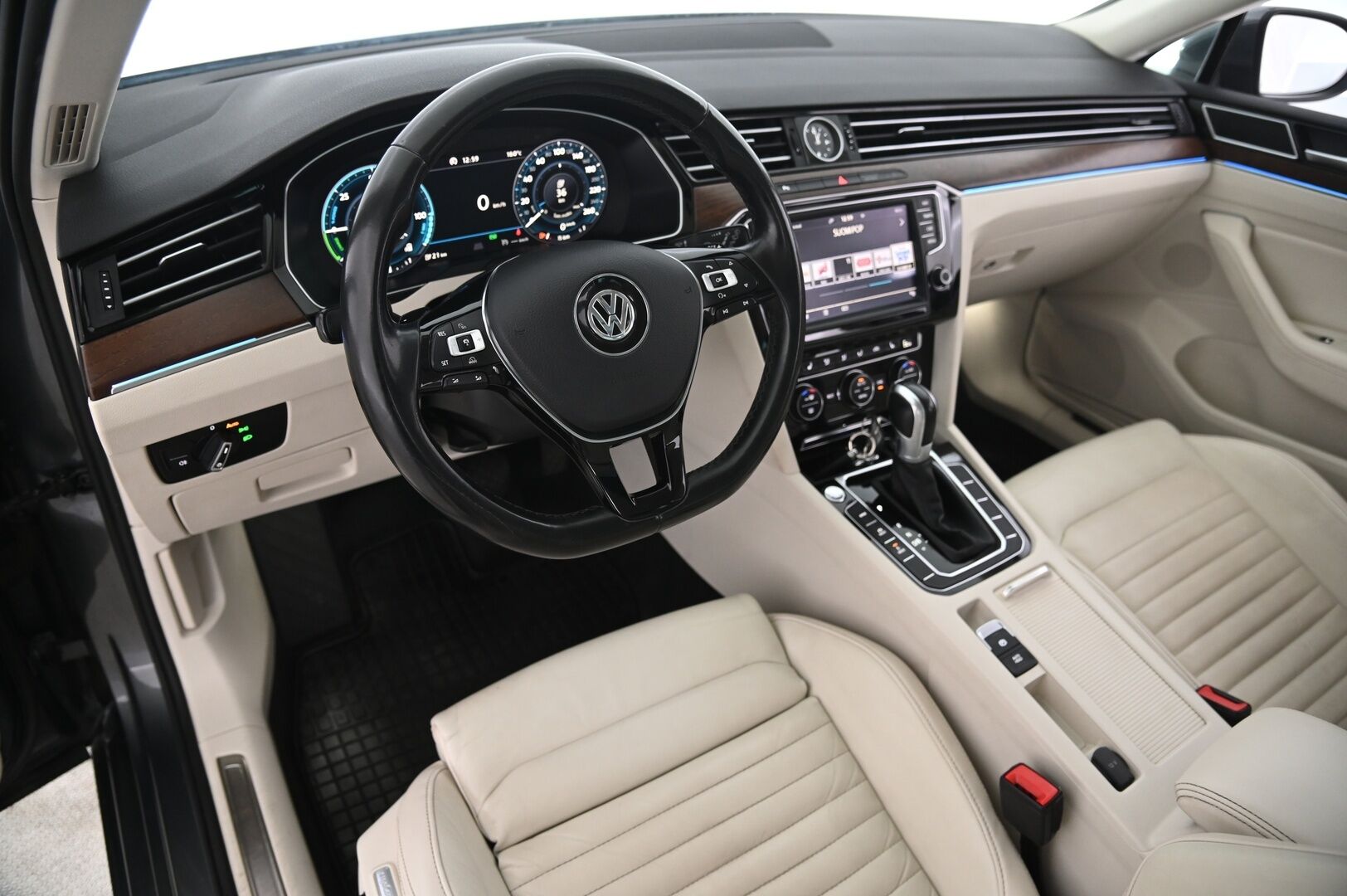 Volkswagen Passat 2017 Variant GTE Plug-In Hybrid 160kW DSG - Adapt vakkari | P*kamera |  Digimittaristo | Vetokoukku | Panorama | Applecarplay | 2x renkaat & vanteet