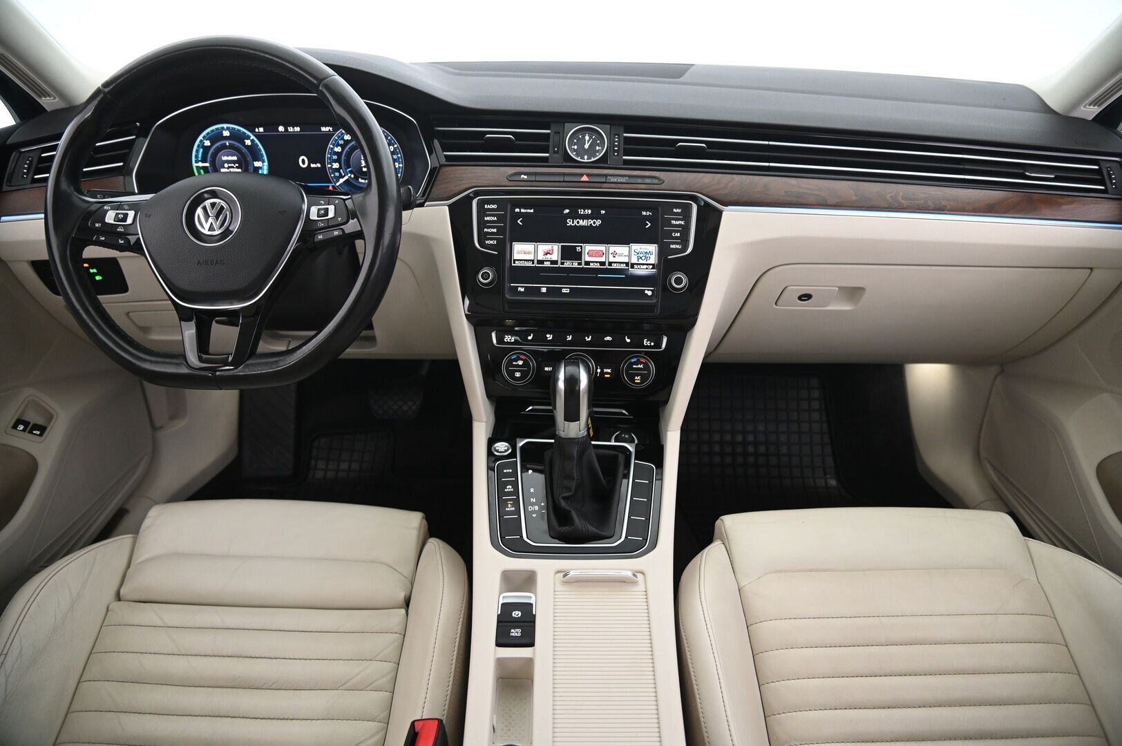 Volkswagen Passat 2017 Variant GTE Plug-In Hybrid 160kW DSG - Adapt vakkari | P*kamera |  Digimittaristo | Vetokoukku | Panorama | Applecarplay | 2x renkaat & vanteet