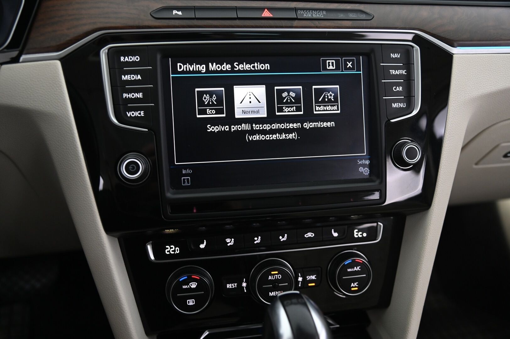 Volkswagen Passat 2017 Variant GTE Plug-In Hybrid 160kW DSG - Adapt vakkari | P*kamera |  Digimittaristo | Vetokoukku | Panorama | Applecarplay | 2x renkaat & vanteet