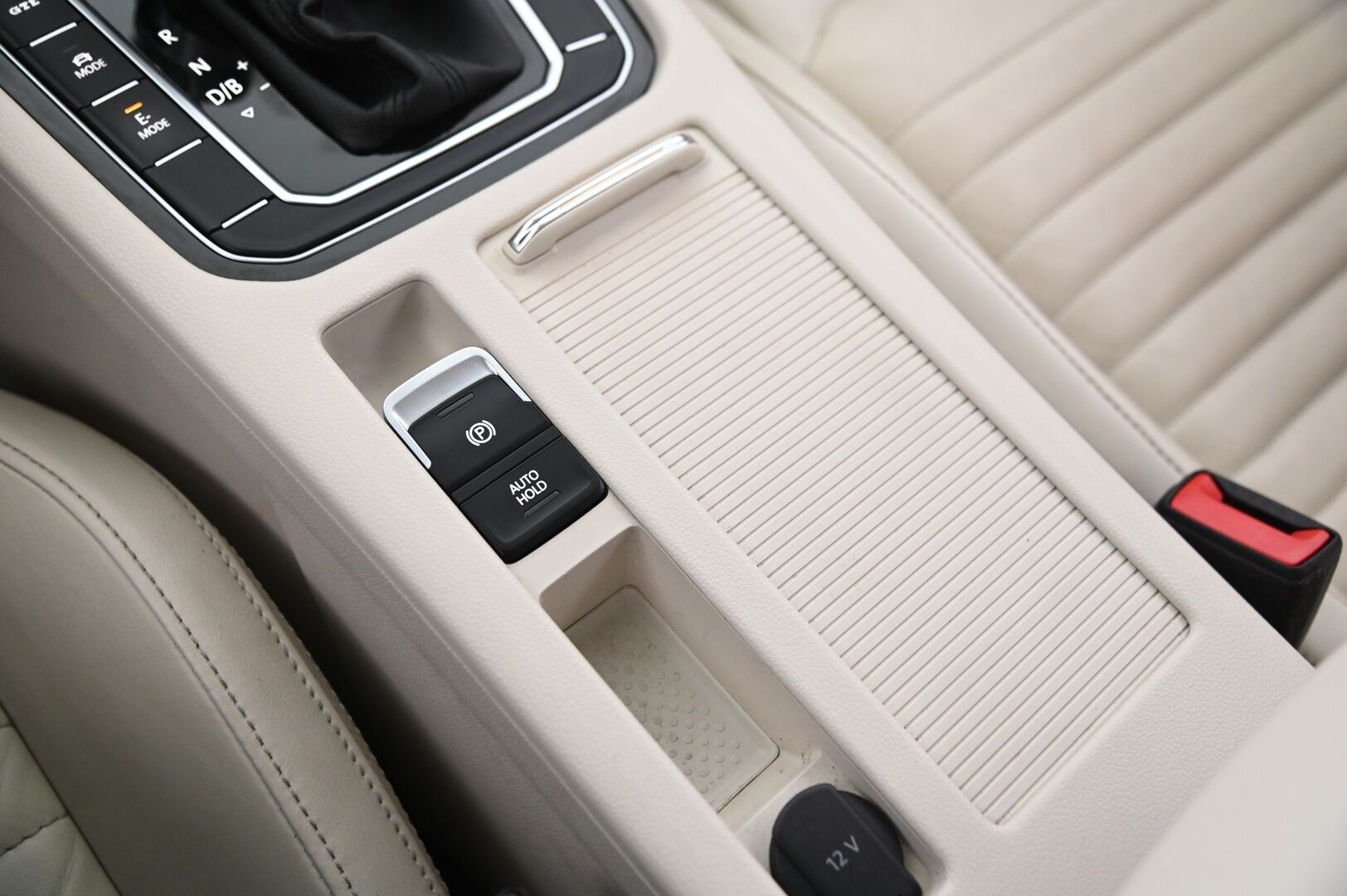 Volkswagen Passat 2017 Variant GTE Plug-In Hybrid 160kW DSG - Adapt vakkari | P*kamera |  Digimittaristo | Vetokoukku | Panorama | Applecarplay | 2x renkaat & vanteet