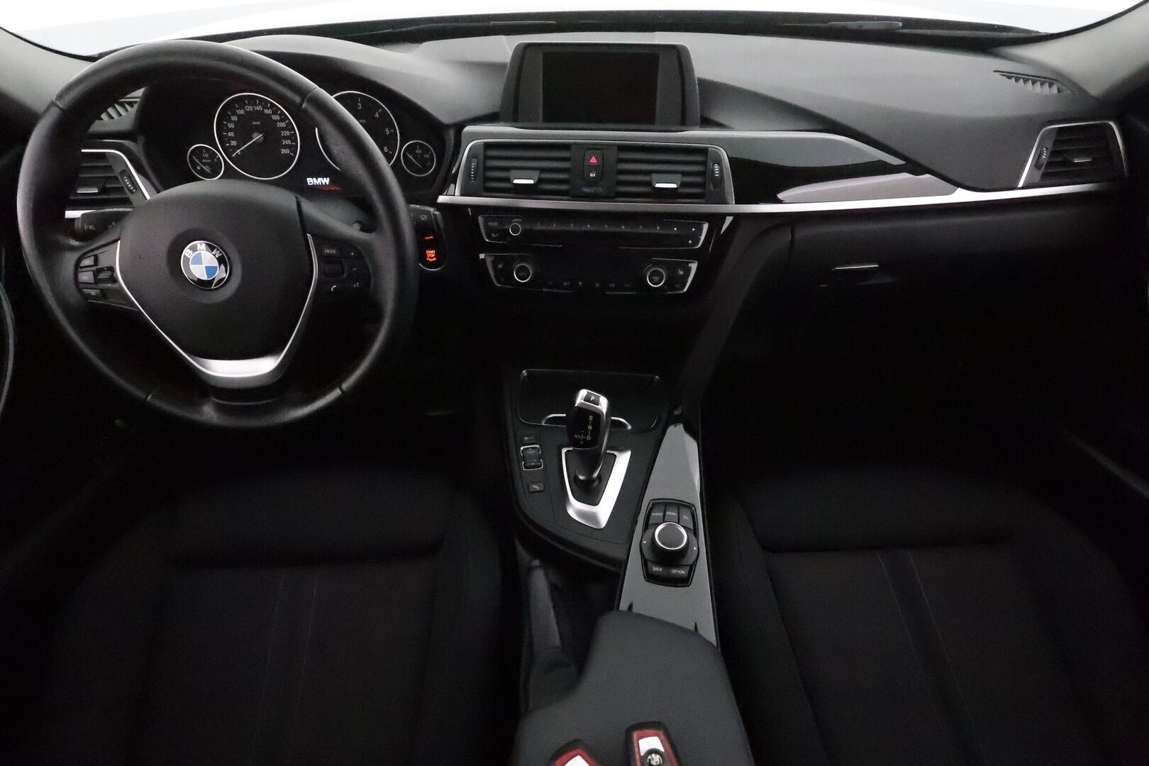 BMW 320 2017 F31 Touring 320d A xDrive Business Sport *Vakkari / P.tutkat / Bluetooth / Sporttipenkit / LED / Koukku* - Kahdet renkaat aluvanteilla