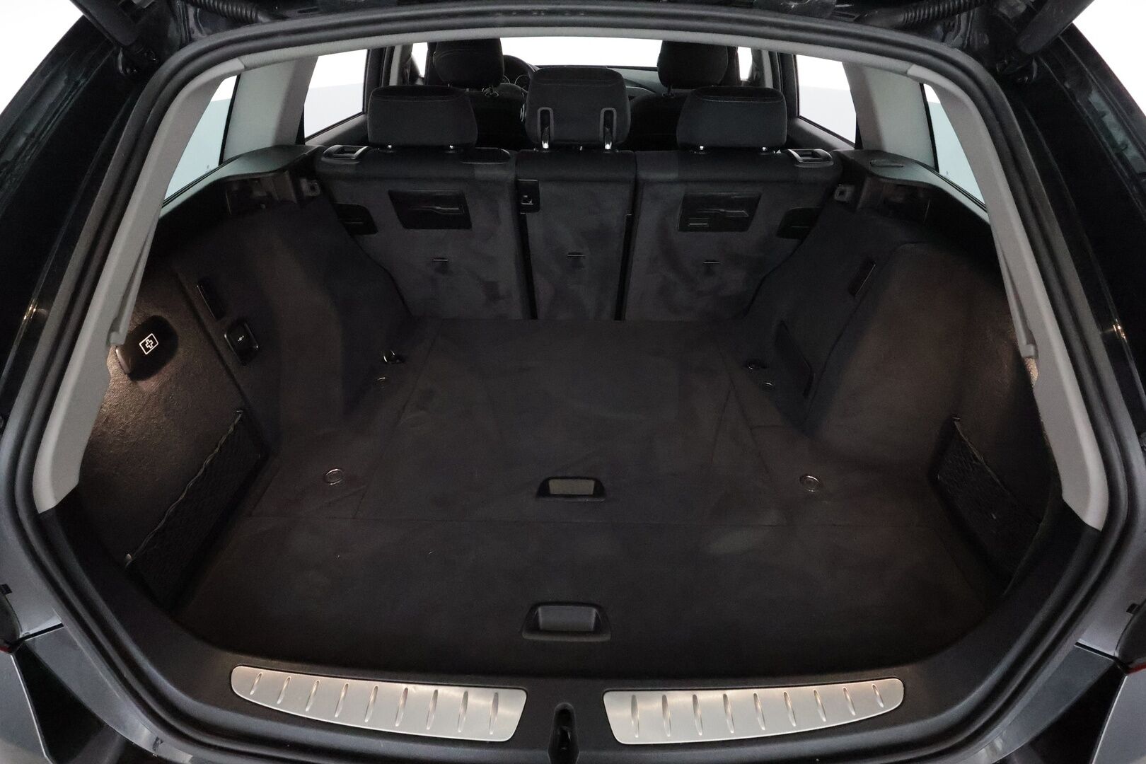 BMW 320 2017 F31 Touring 320d A xDrive Business Sport * Vetokoukku / Sporttipenkit / Vakkari / Peruutustutkat / LED - Kahdet renkaat aluvanteilla / Ei AdBlue / KeylessGo! - HULLU BLACKWEEK KORKOTARJOUS 2,49%