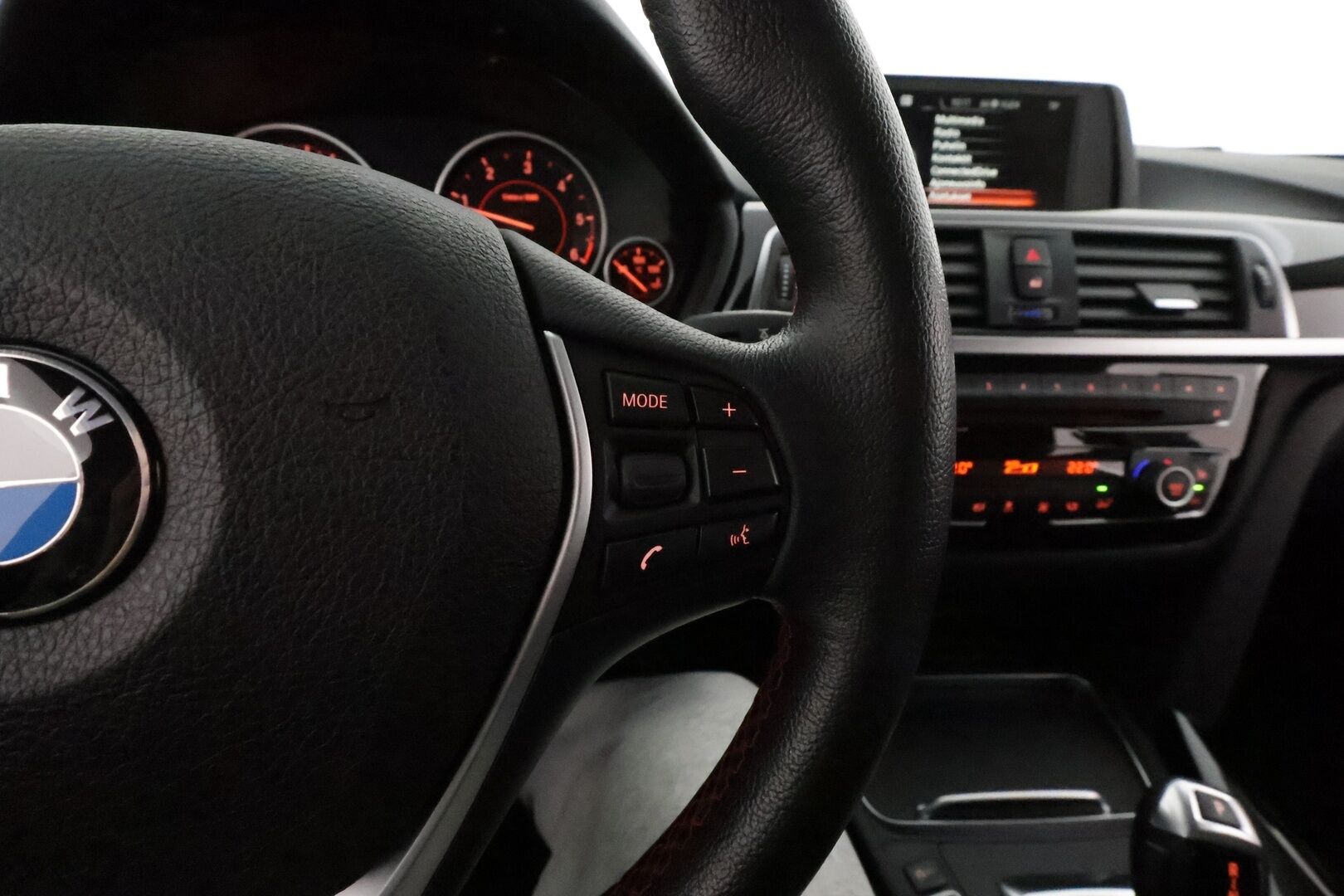 BMW 320 2017 F31 Touring 320d A xDrive Business Sport *Vakkari / P.tutkat / Bluetooth / Sporttipenkit / LED / Koukku* - Kahdet renkaat aluvanteilla