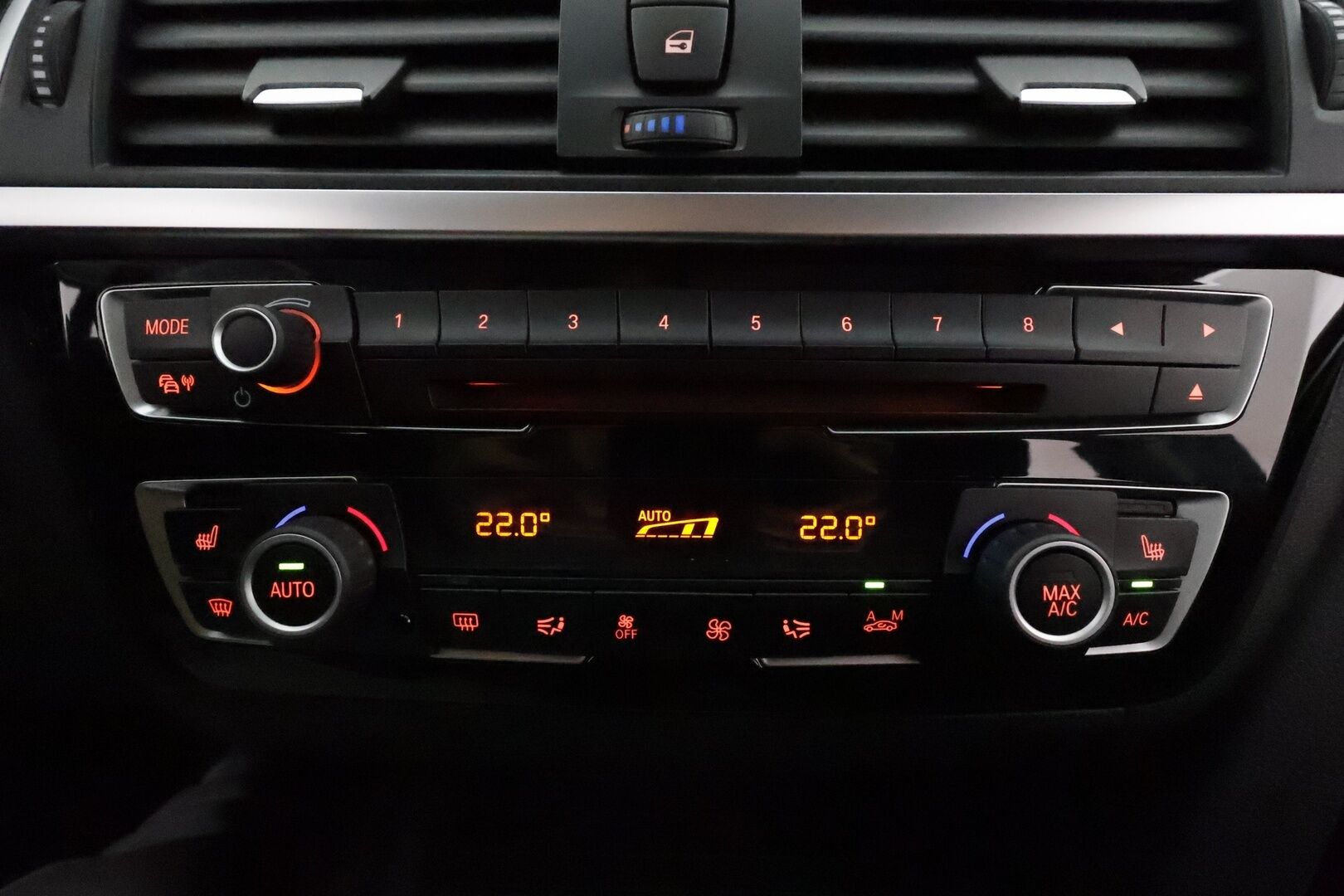 BMW 320 2017 F31 Touring 320d A xDrive Business Sport * Vetokoukku / Sporttipenkit / Vakkari / Peruutustutkat / LED - Kahdet renkaat aluvanteilla / Ei AdBlue / KeylessGo! - HULLU BLACKWEEK KORKOTARJOUS 2,49%