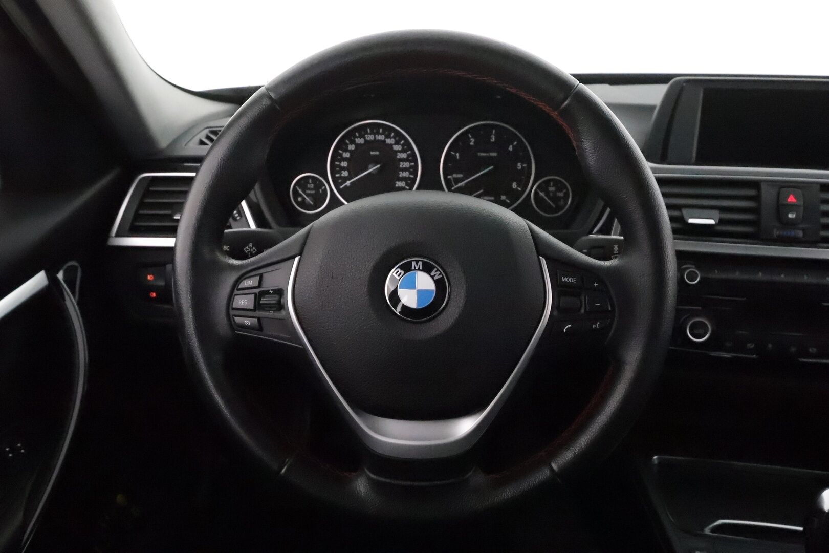 BMW 320 2017 F31 Touring 320d A xDrive Business Sport *Vakkari / P.tutkat / Bluetooth / Sporttipenkit / LED / Koukku* - Kahdet renkaat aluvanteilla