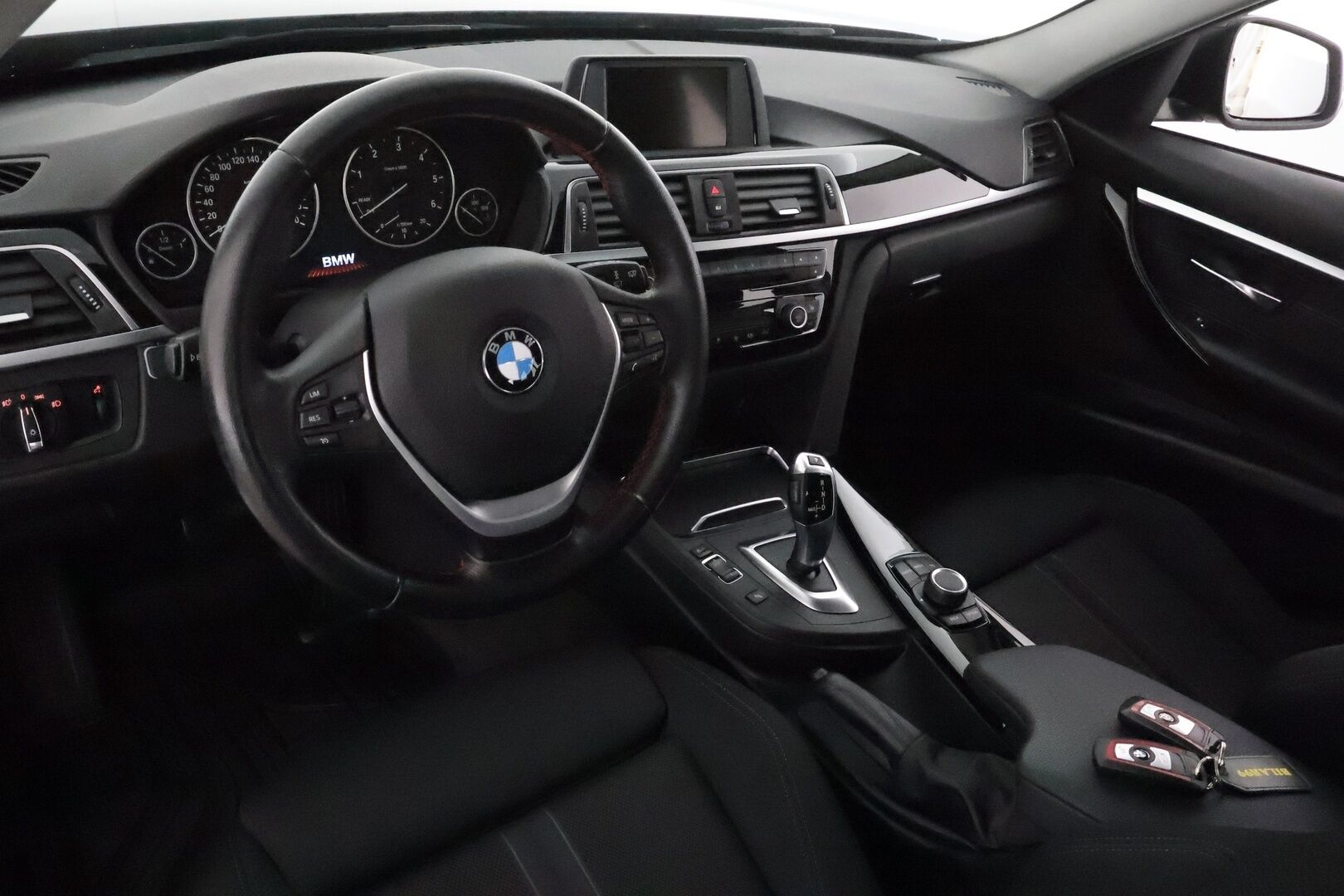 BMW 320 2017 F31 Touring 320d A xDrive Business Sport *Vakkari / P.tutkat / Bluetooth / Sporttipenkit / LED / Koukku* - Kahdet renkaat aluvanteilla