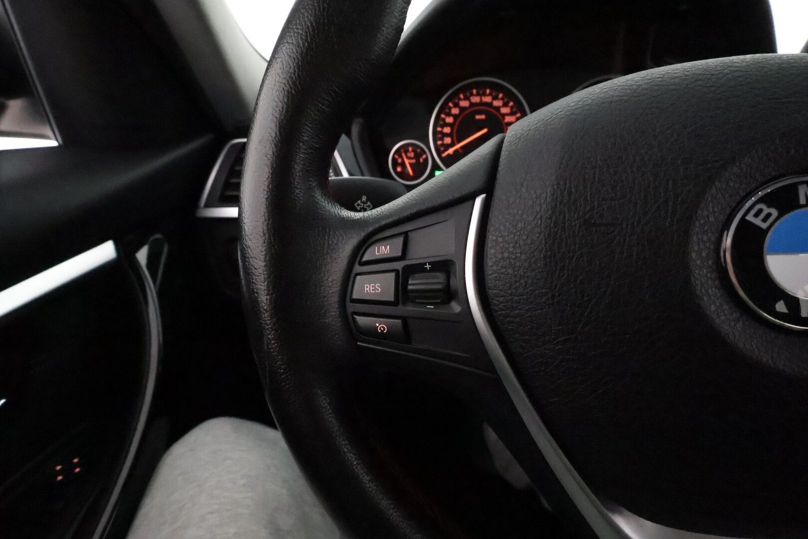 BMW 320 2017 F31 Touring 320d A xDrive Business Sport * Vetokoukku / Sporttipenkit / Vakkari / Peruutustutkat / LED - Kahdet renkaat aluvanteilla / Ei AdBlue / KeylessGo! - HULLU BLACKWEEK KORKOTARJOUS 2,49%