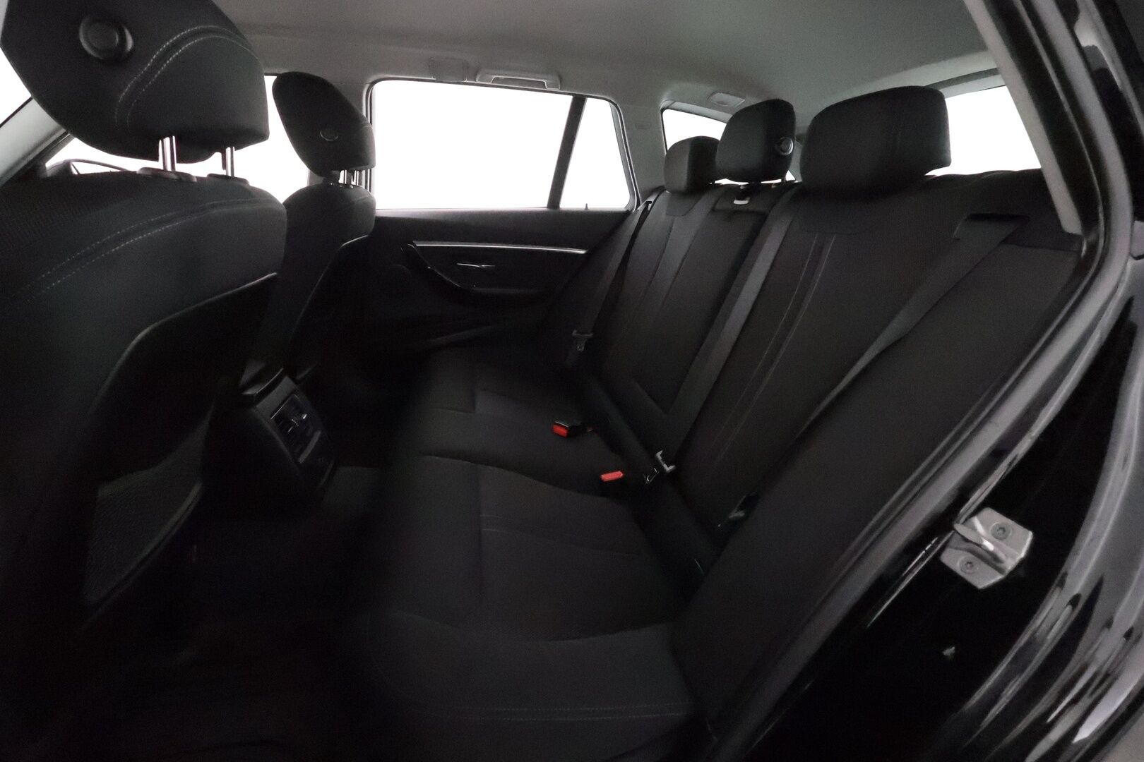 BMW 320 2017 F31 Touring 320d A xDrive Business Sport * Vetokoukku / Sporttipenkit / Vakkari / Peruutustutkat / LED - Kahdet renkaat aluvanteilla / Ei AdBlue / KeylessGo! - HULLU BLACKWEEK KORKOTARJOUS 2,49%