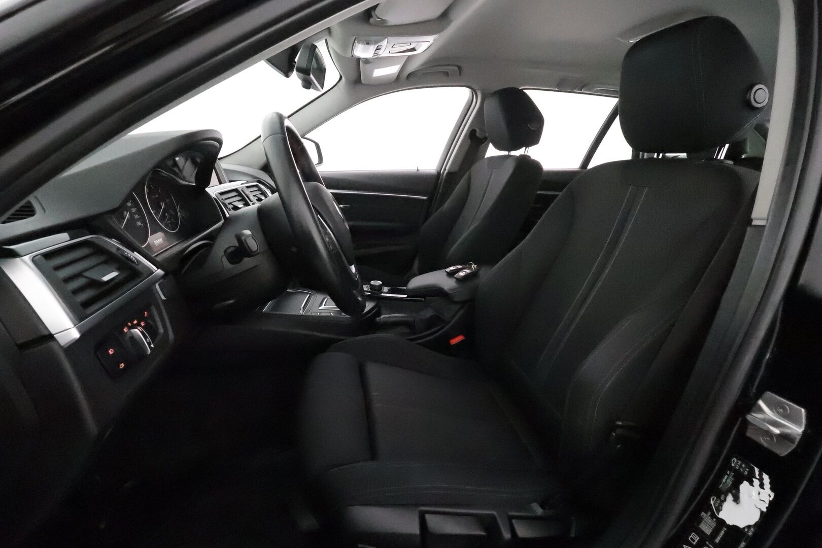 BMW 320 2017 F31 Touring 320d A xDrive Business Sport * Vetokoukku / Sporttipenkit / Vakkari / Peruutustutkat / LED - Kahdet renkaat aluvanteilla / Ei AdBlue / KeylessGo! - HULLU BLACKWEEK KORKOTARJOUS 2,49%