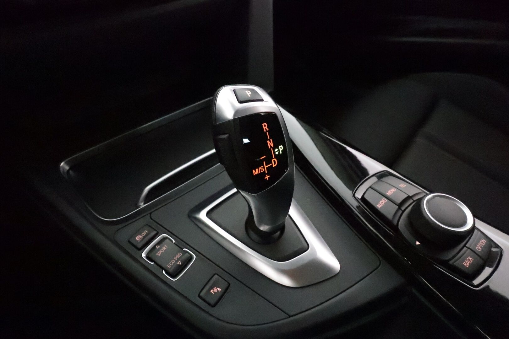 BMW 320 2017 F31 Touring 320d A xDrive Business Sport *Vakkari / P.tutkat / Bluetooth / Sporttipenkit / LED / Koukku* - Kahdet renkaat aluvanteilla