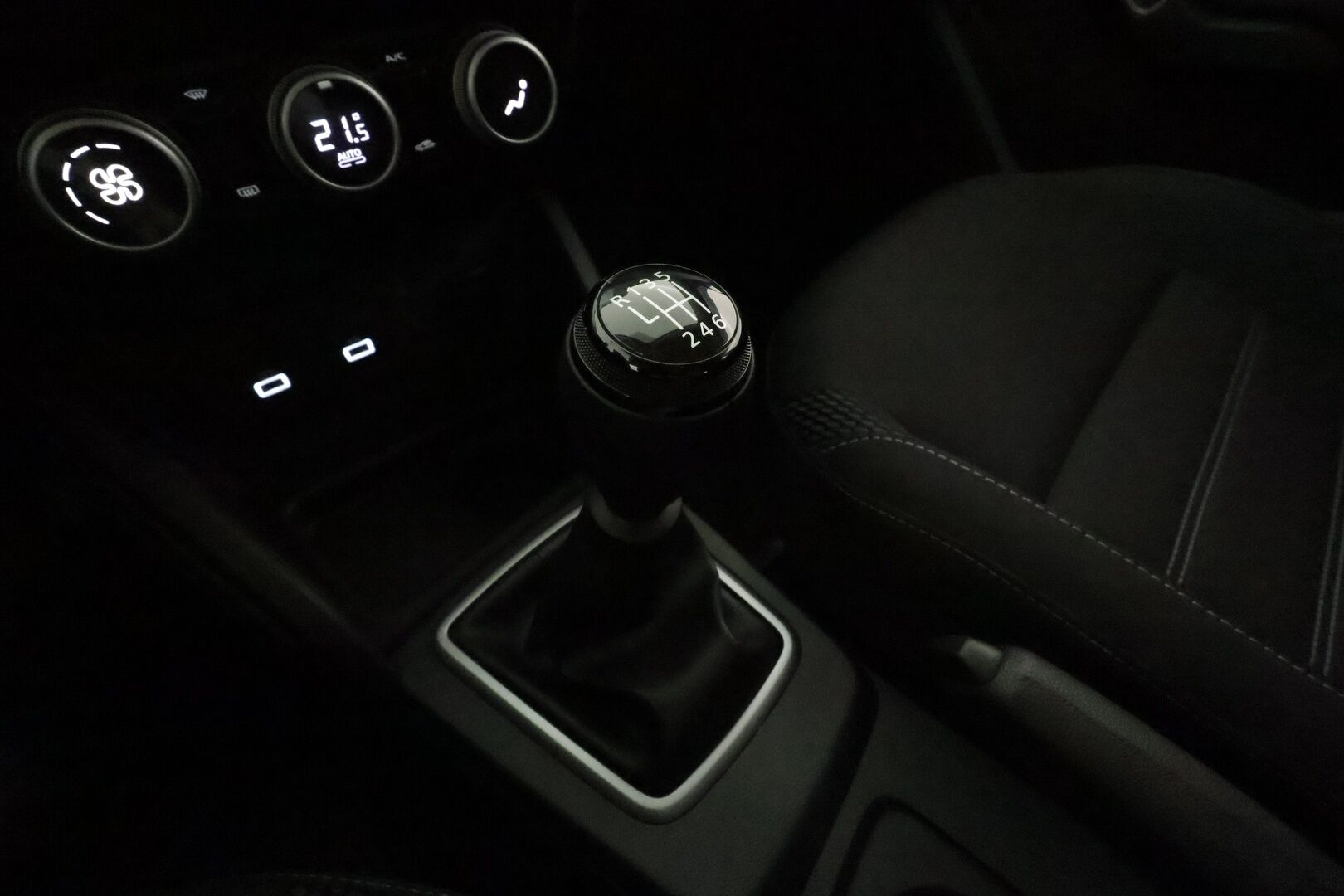 Dacia Duster 2023 TCe 150 4x4 Journey **Vakkari / Koukku / P.kamera / Apple&Android / Katvevaroitin / Navi / Auto Ilmastointi** - Merkkihuollettu / Lukot