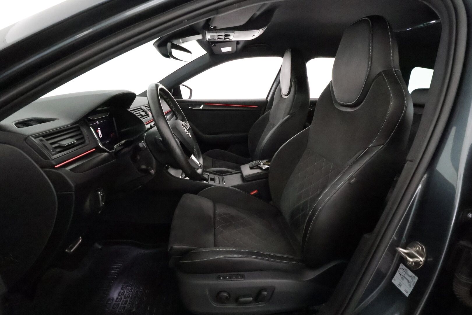 Skoda Superb 2020 Combi 2,0 TDI 190 4x4 SportLine DSG Aut **Canton / Matrix LED / Koukku / Muistipenkit / Adapt.vakkari / Sporttipenkit** - Suomi-auto / Kahdet renkaat aluvanteilla / Digimittaristo / Tuulilasin lämmitin / Ratin lämmitin / Navi