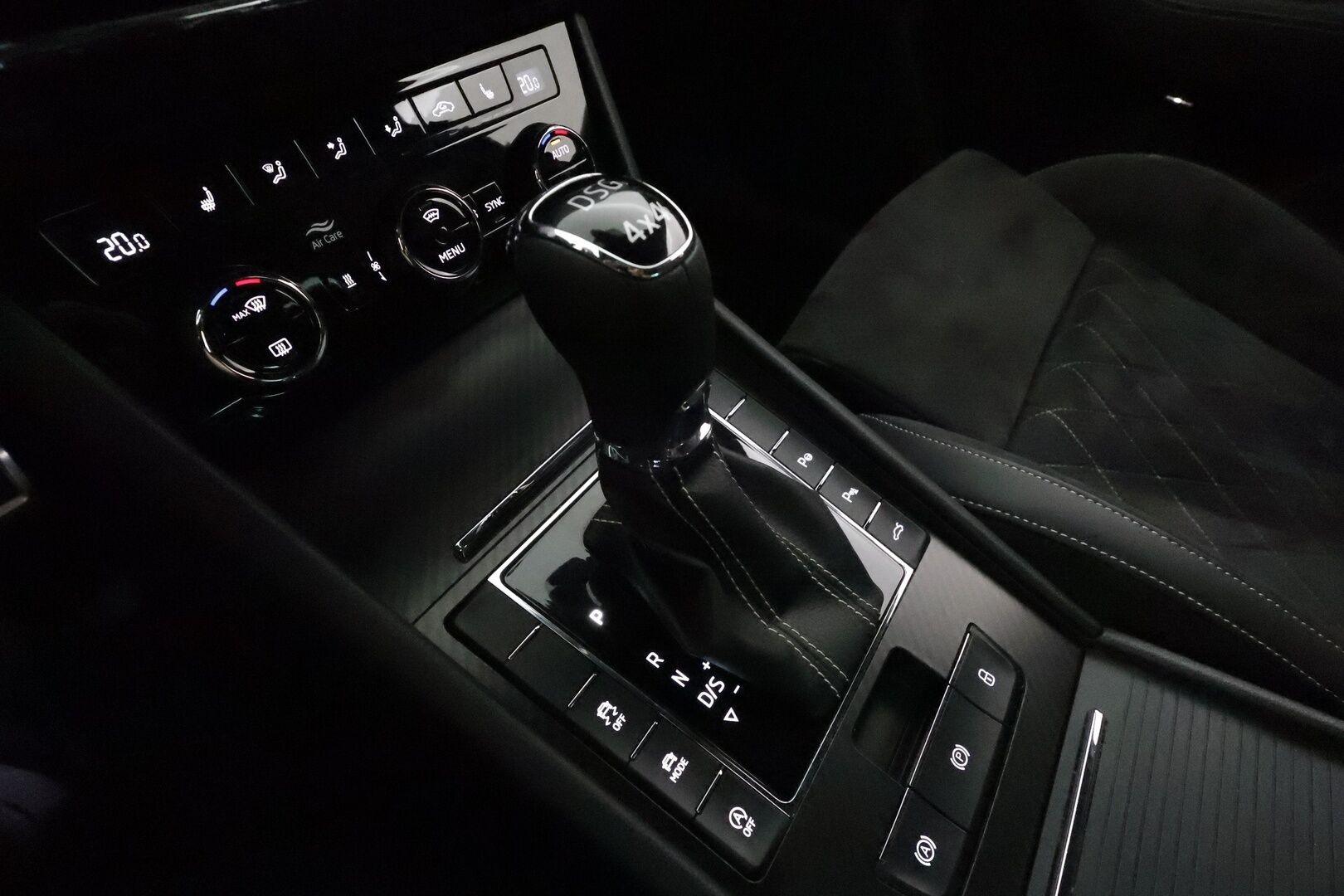 Skoda Superb 2020 Combi 2,0 TDI 190 4x4 SportLine DSG Aut **Canton / Matrix LED / Koukku / Muistipenkit / Adapt.vakkari / Sporttipenkit** - Suomi-auto / Kahdet renkaat aluvanteilla / Digimittaristo / Tuulilasin lämmitin / Ratin lämmitin / Navi