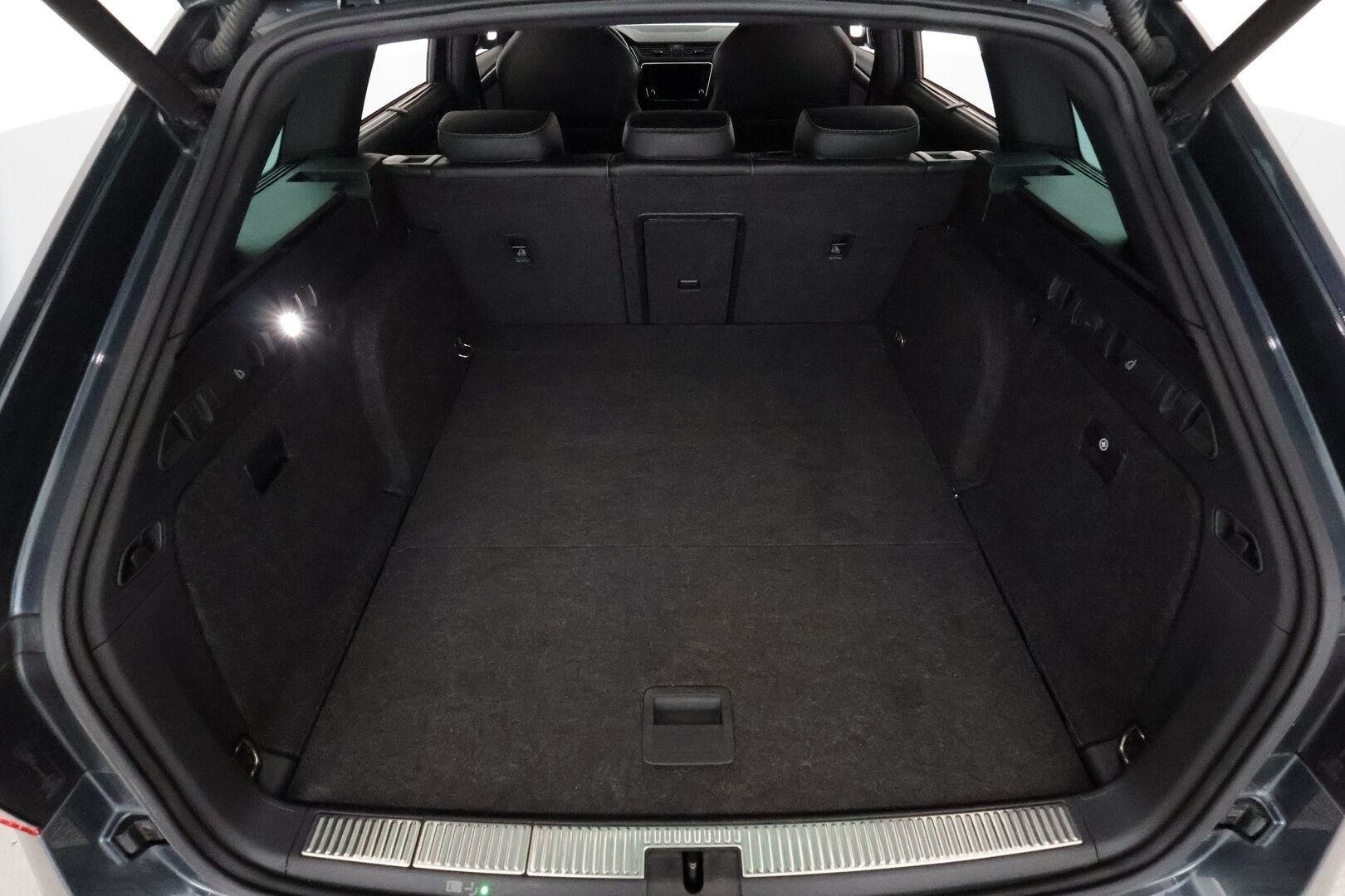 Skoda Superb 2020 Combi 2,0 TDI 190 4x4 SportLine DSG Aut **Canton / Matrix LED / Koukku / Muistipenkit / Adapt.vakkari / Sporttipenkit** - Suomi-auto / Kahdet renkaat aluvanteilla / Digimittaristo / Tuulilasin lämmitin / Ratin lämmitin / Navi
