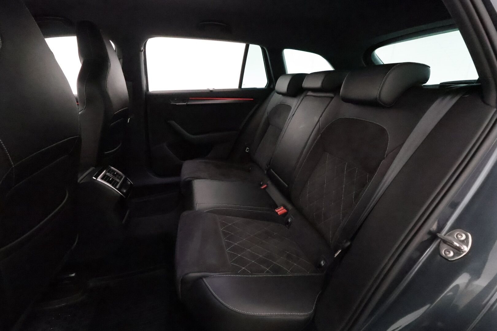 Skoda Superb 2020 Combi 2,0 TDI 190 4x4 SportLine DSG Aut **Canton / Matrix LED / Koukku / Muistipenkit / Adapt.vakkari / Sporttipenkit** - Suomi-auto / Kahdet renkaat aluvanteilla / Digimittaristo / Tuulilasin lämmitin / Ratin lämmitin / Navi