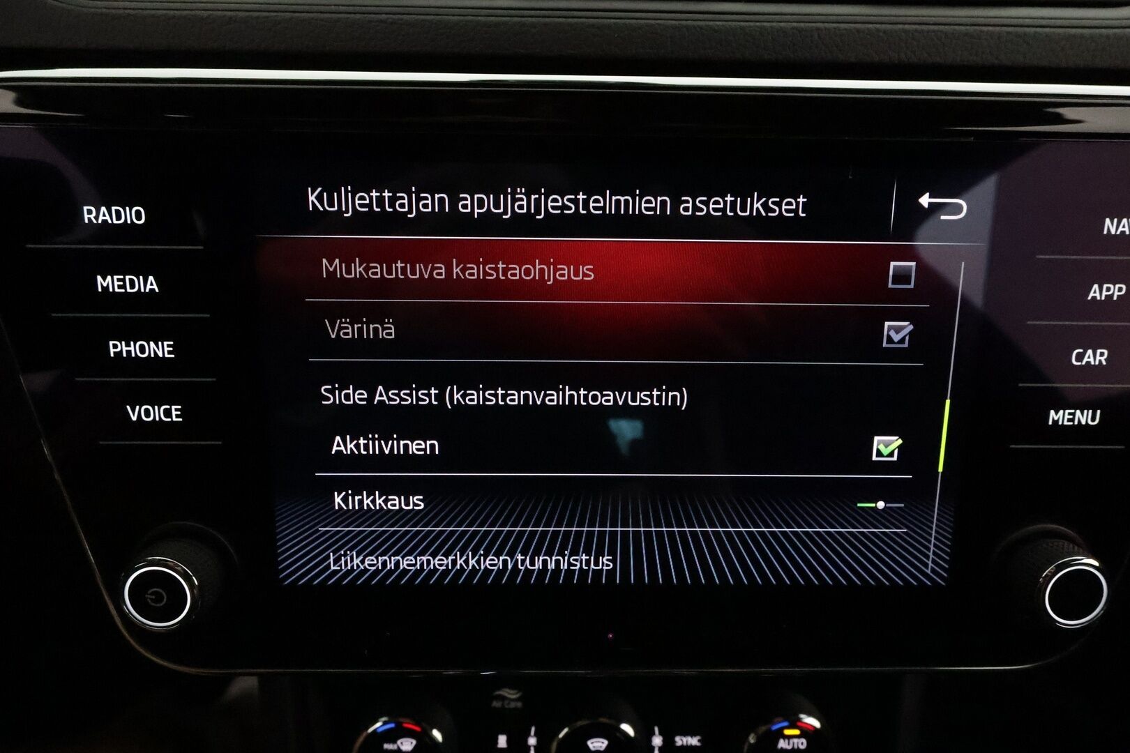 Skoda Superb 2020 Combi 2,0 TDI 190 4x4 SportLine DSG Aut **Canton / Matrix LED / Koukku / Muistipenkit / Adapt.vakkari / Sporttipenkit** - Suomi-auto / Kahdet renkaat aluvanteilla / Digimittaristo / Tuulilasin lämmitin / Ratin lämmitin / Navi