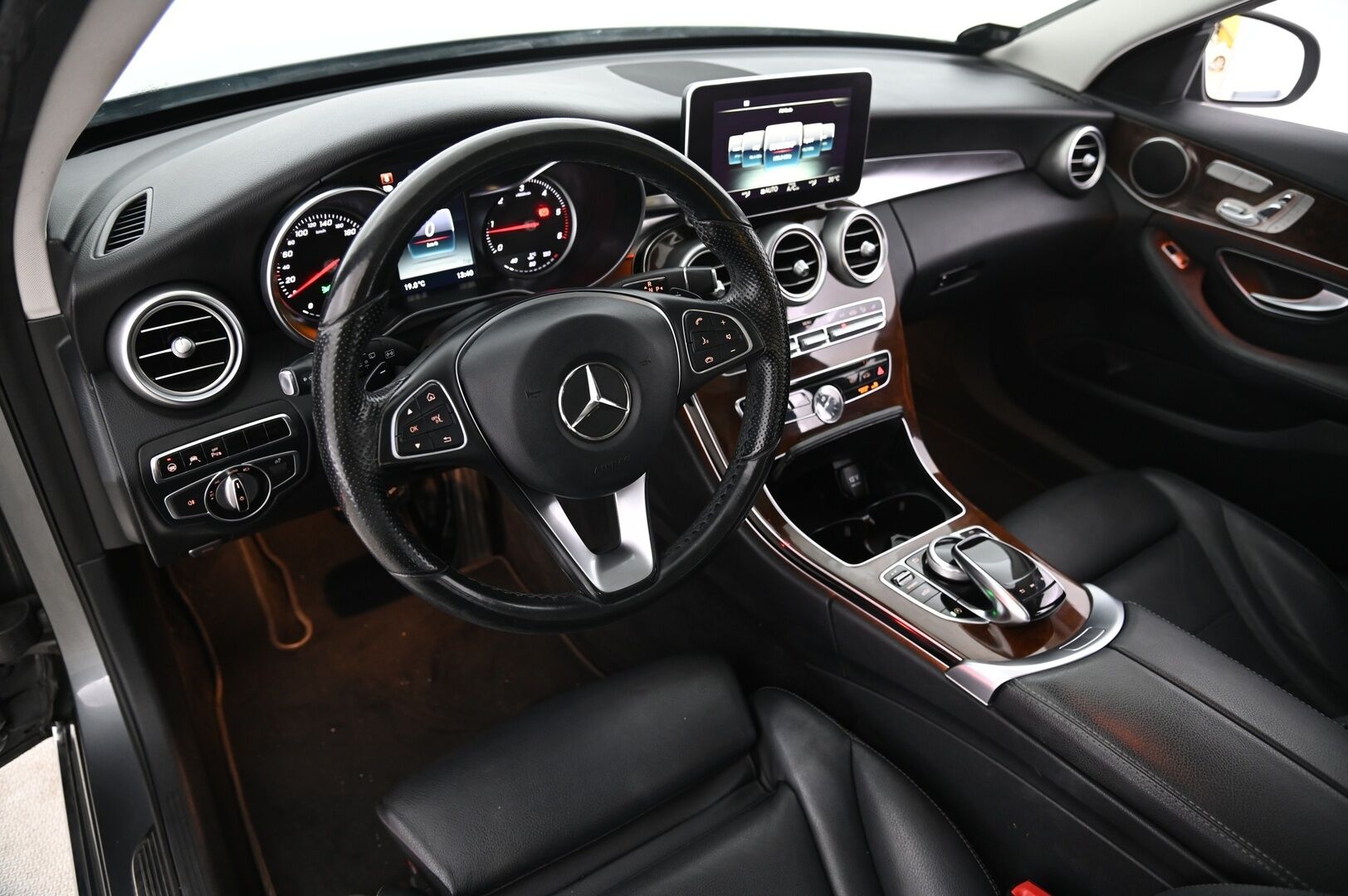 Mercedes-Benz C 2016 250 BlueTec T A 4MATIC Premium Business *DTR+Q / Ilma-alusta / Blis / Panorama / Sähköpenkit muistilla / Comand Nav - Irroitettava Vetokoukku / Todella kattavat varuseet! /Sähköinen takaluukku - HULLUT VÄLIPÄIVÄT KORKOTARJOUS 2,49%