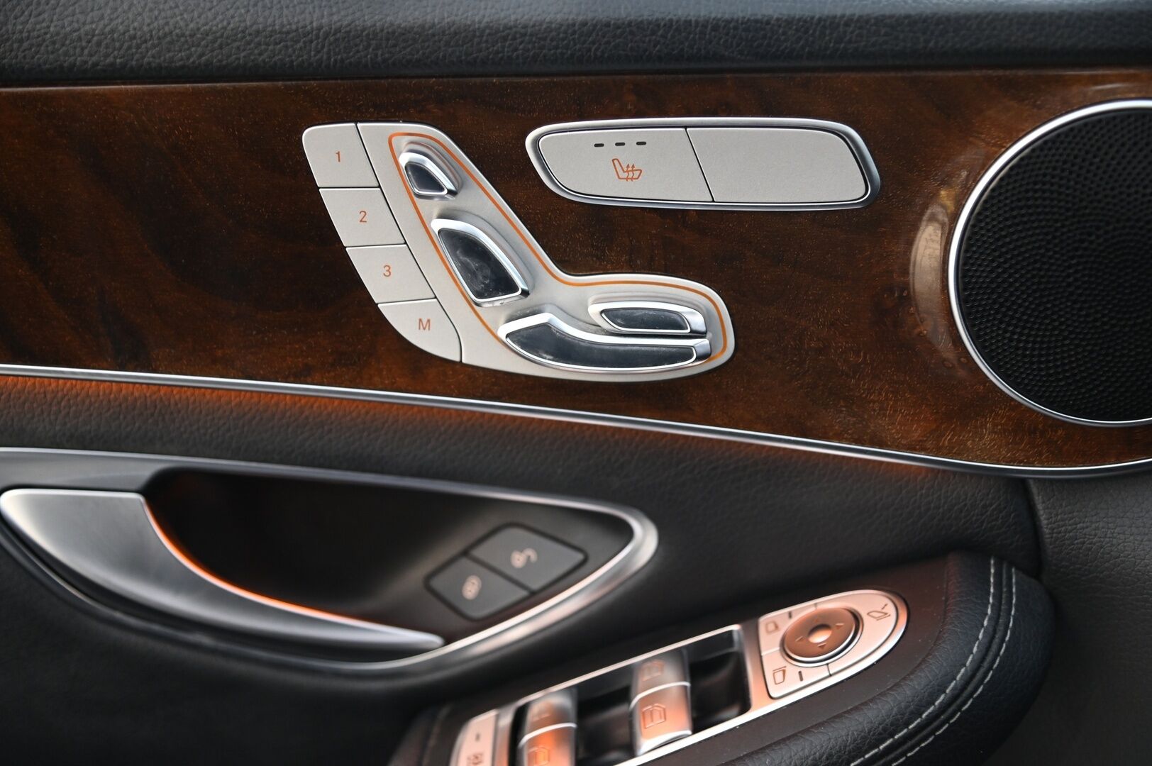 Mercedes-Benz C 2016 250 BlueTec T A 4MATIC Premium Business *DTR+Q / Ilma-alusta / Blis / Panorama / Sähköpenkit muistilla / Comand Nav - Irroitettava Vetokoukku / Todella kattavat varuseet! /Sähköinen takaluukku - HULLUT VÄLIPÄIVÄT KORKOTARJOUS 2,49%