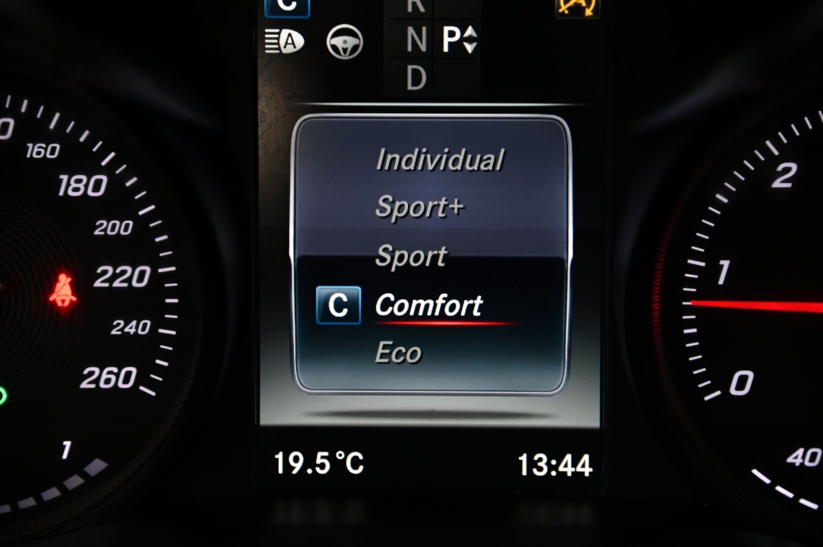 Mercedes-Benz C 2016 250 BlueTec T A 4MATIC Premium Business *DTR+Q / Ilma-alusta / Blis / Panorama / Sähköpenkit muistilla / Comand Nav - Irroitettava Vetokoukku / Todella kattavat varuseet! /Sähköinen takaluukku - HULLUT VÄLIPÄIVÄT KORKOTARJOUS 2,49%