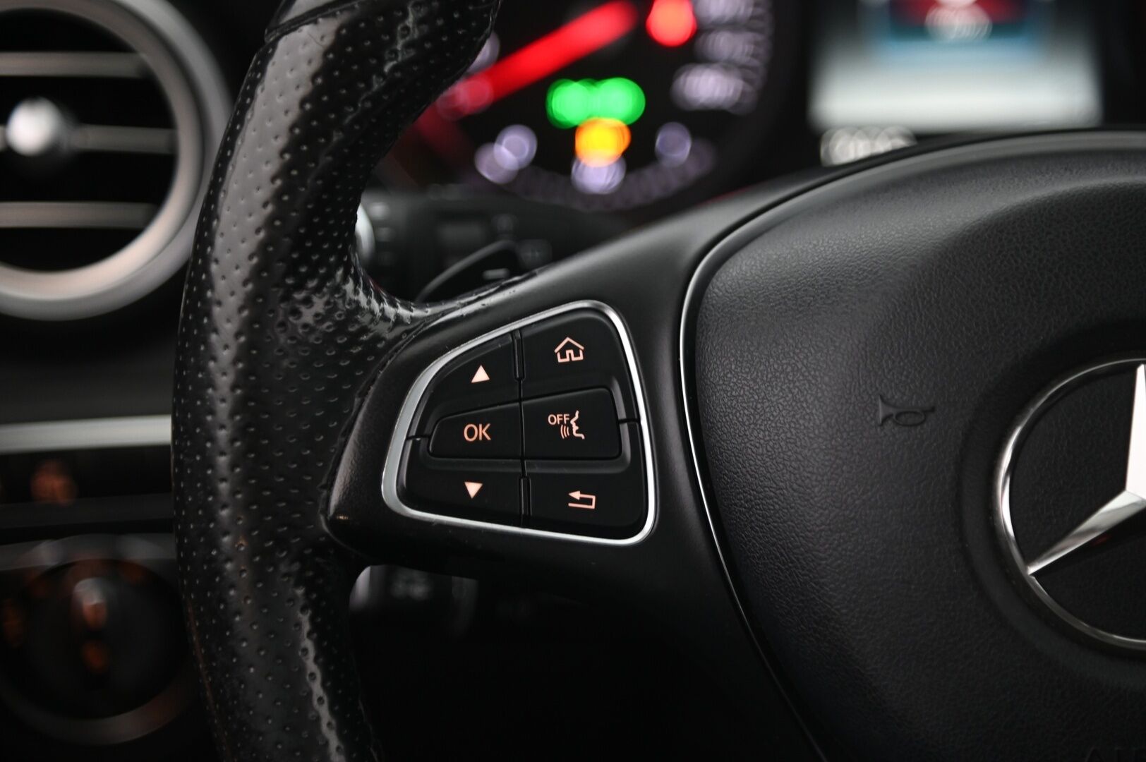 Mercedes-Benz C 2016 250 BlueTec T A 4MATIC Premium Business *DTR+Q / Ilma-alusta / Blis / Panorama / Sähköpenkit muistilla / Comand Nav - Irroitettava Vetokoukku / Todella kattavat varuseet! /Sähköinen takaluukku - HULLUT VÄLIPÄIVÄT KORKOTARJOUS 2,49%