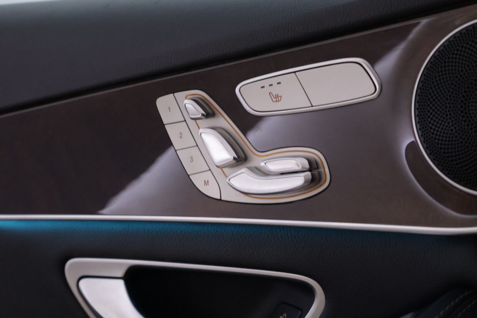 Mercedes-Benz C 2016 250 BlueTec T A 4MATIC 9G-Tronic Premium Business *DTR+Q / Ilma-alusta / BLIS / Panorama / Sähköpenkit muistilla / Comand Nav - Irroitettava Vetokoukku / Todella kattavat varuseet! /Sähköinen takaluukku