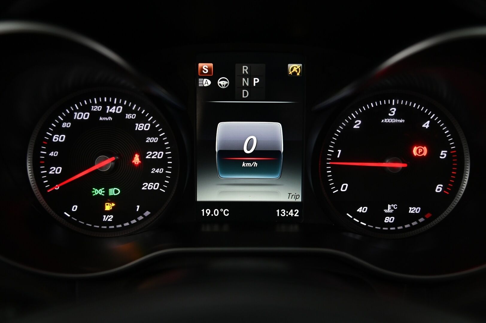 Mercedes-Benz C 2016 250 BlueTec T A 4MATIC Premium Business *DTR+Q / Ilma-alusta / Blis / Panorama / Sähköpenkit muistilla / Comand Nav - Irroitettava Vetokoukku / Todella kattavat varuseet! /Sähköinen takaluukku - HULLUT VÄLIPÄIVÄT KORKOTARJOUS 2,49%