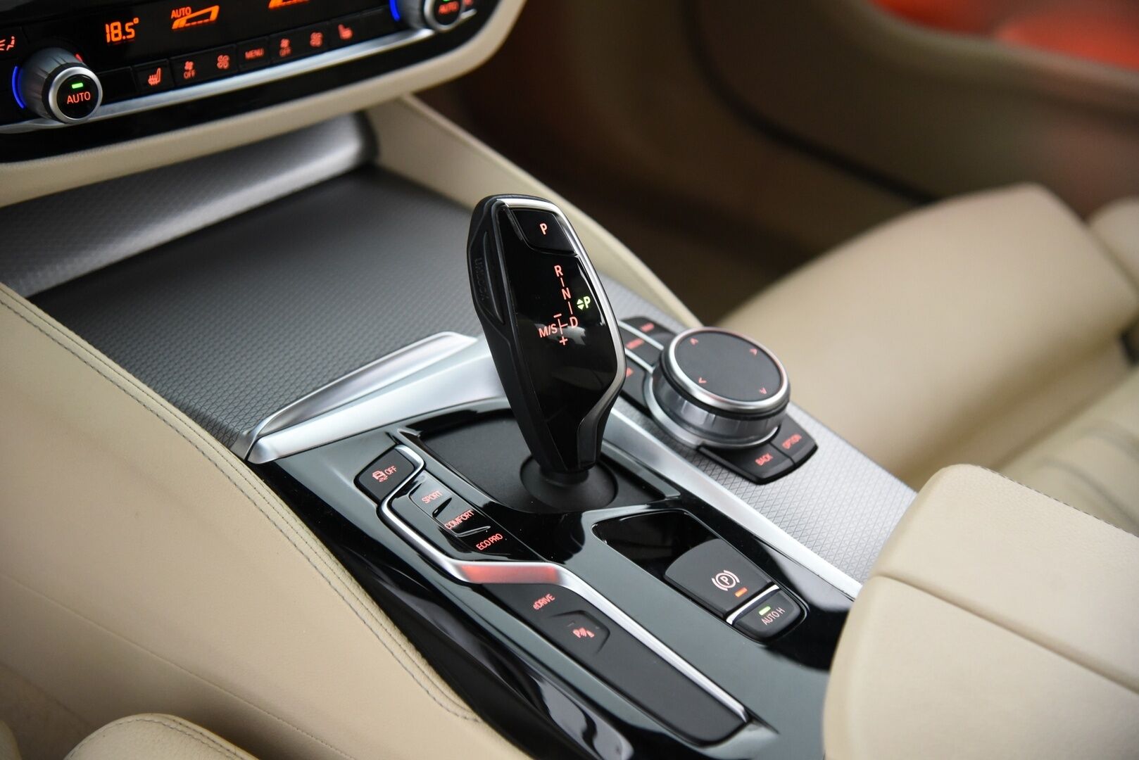 BMW 530 2020 e xDrive iPerformance Sedan M-Sport - HUD / H&K / Hieronta / Comfort-muistipenkki / Soft-Close / Adapt. Led / Keyless / Ambient / BLIS / P-Kamera