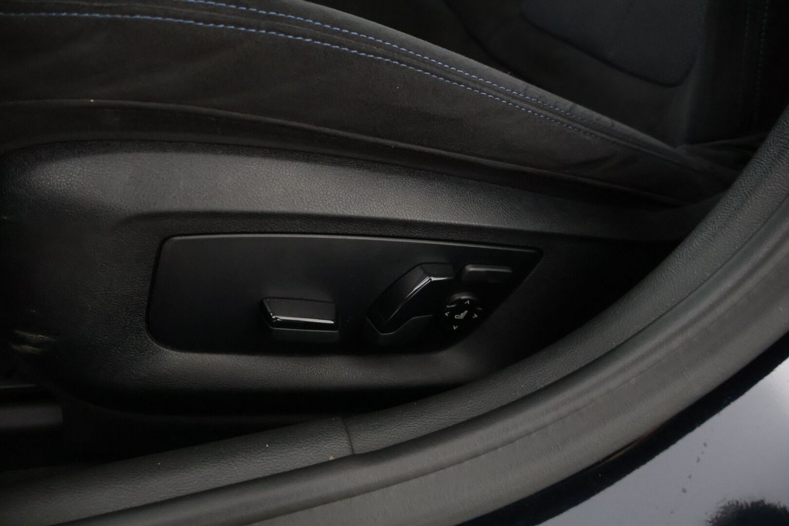 BMW 530 2018 G30 Sedan 530e A Charged Edition M Sport * Bower&Wilkins / Kattoluukku / M-Sport / Adap.vakkari / BLIS / Digimittaristo * - * Huippuvarusteet / Siistikuntoinen / Katso varusteet tarkasti läpi / Merkkihuollettu *