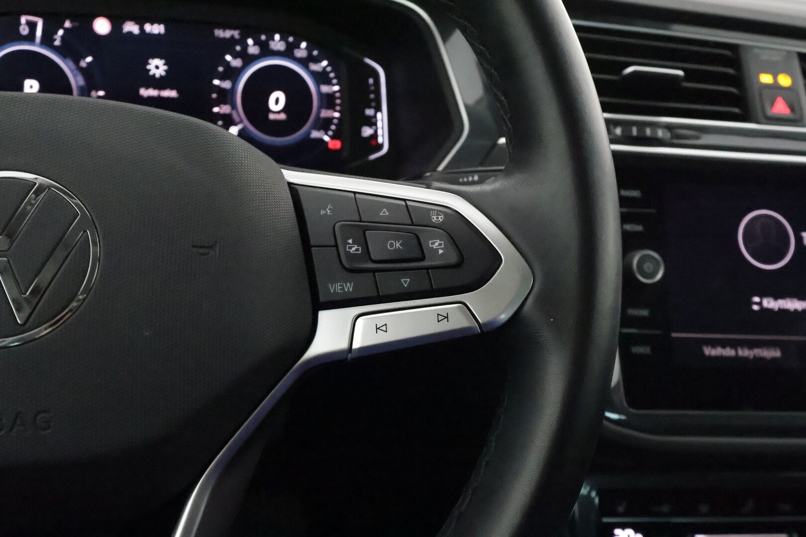 Volkswagen Tiguan 2021 Style eHybrid 180 kW DSG-aut ** Adapt.vakkari / Koukku / P.kamera / IQ Matrix LED / Keyless / Apple&Android / Navi - Digimittaristo / Alcantara sporttipenkit / Rattilämmitys