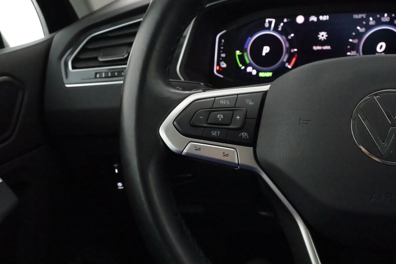 Volkswagen Tiguan 2021 Style eHybrid 180 kW DSG-aut ** Adapt.vakkari / Koukku / P.kamera / IQ Matrix LED / Keyless / Apple&Android / Navi - Digimittaristo / Alcantara sporttipenkit / Rattilämmitys