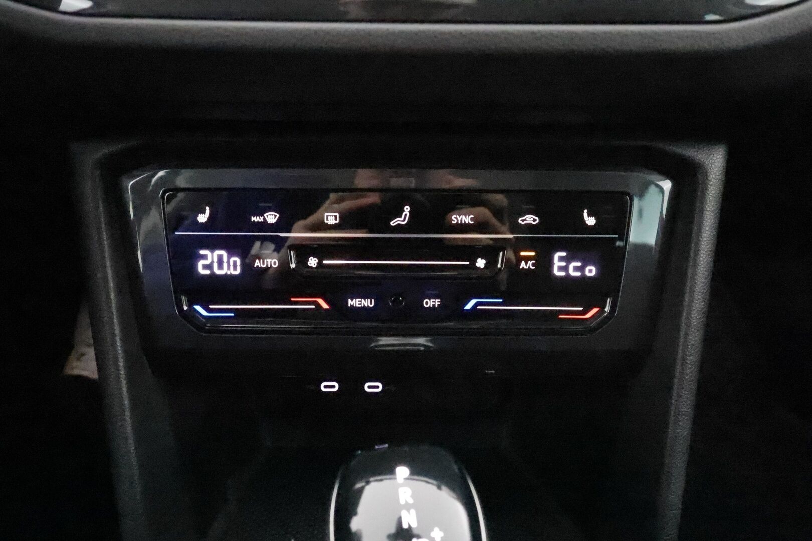 Volkswagen Tiguan 2021 Style eHybrid 180 kW DSG-aut ** Adapt.vakkari / Koukku / P.kamera / IQ Matrix LED / Keyless / Apple&Android / Navi - Digimittaristo / Alcantara sporttipenkit / Rattilämmitys