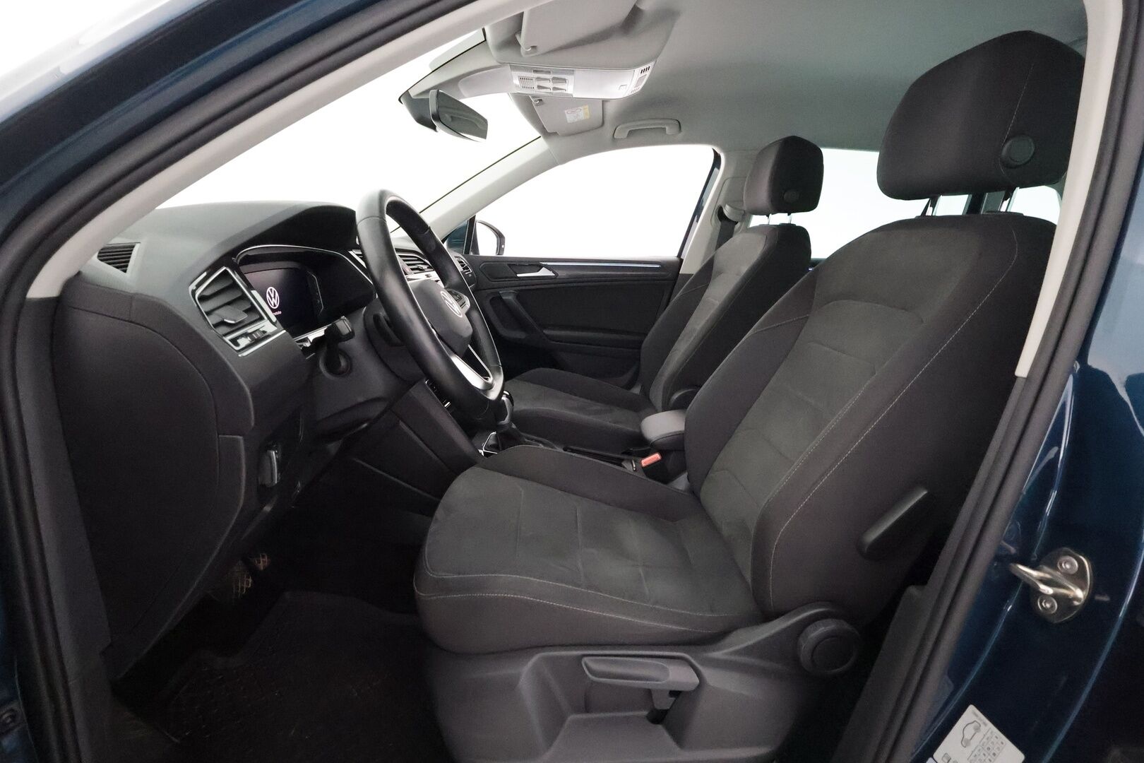 Volkswagen Tiguan 2021 Style eHybrid 180 kW DSG-aut ** Adapt.vakkari / Koukku / P.kamera / IQ Matrix LED / Keyless / Apple&Android / Navi - Digimittaristo / Alcantara sporttipenkit / Rattilämmitys