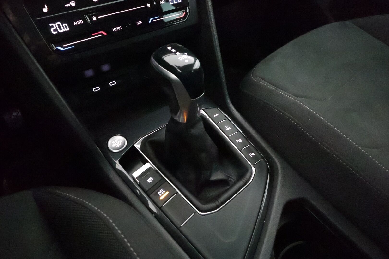 Volkswagen Tiguan 2021 Style eHybrid 180 kW DSG-aut ** Adapt.vakkari / Koukku / P.kamera / IQ Matrix LED / Keyless / Apple&Android / Navi - Digimittaristo / Alcantara sporttipenkit / Rattilämmitys